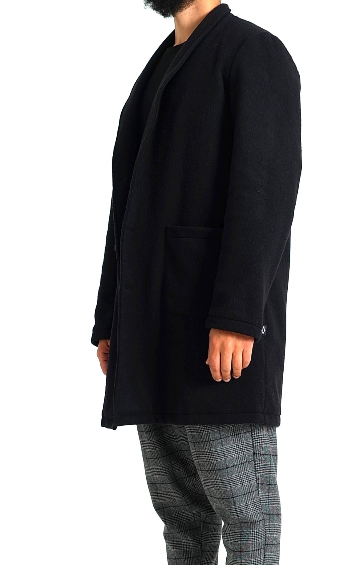 Manteau droit homme noir de profil, coupe droite d'inspiration japonaise