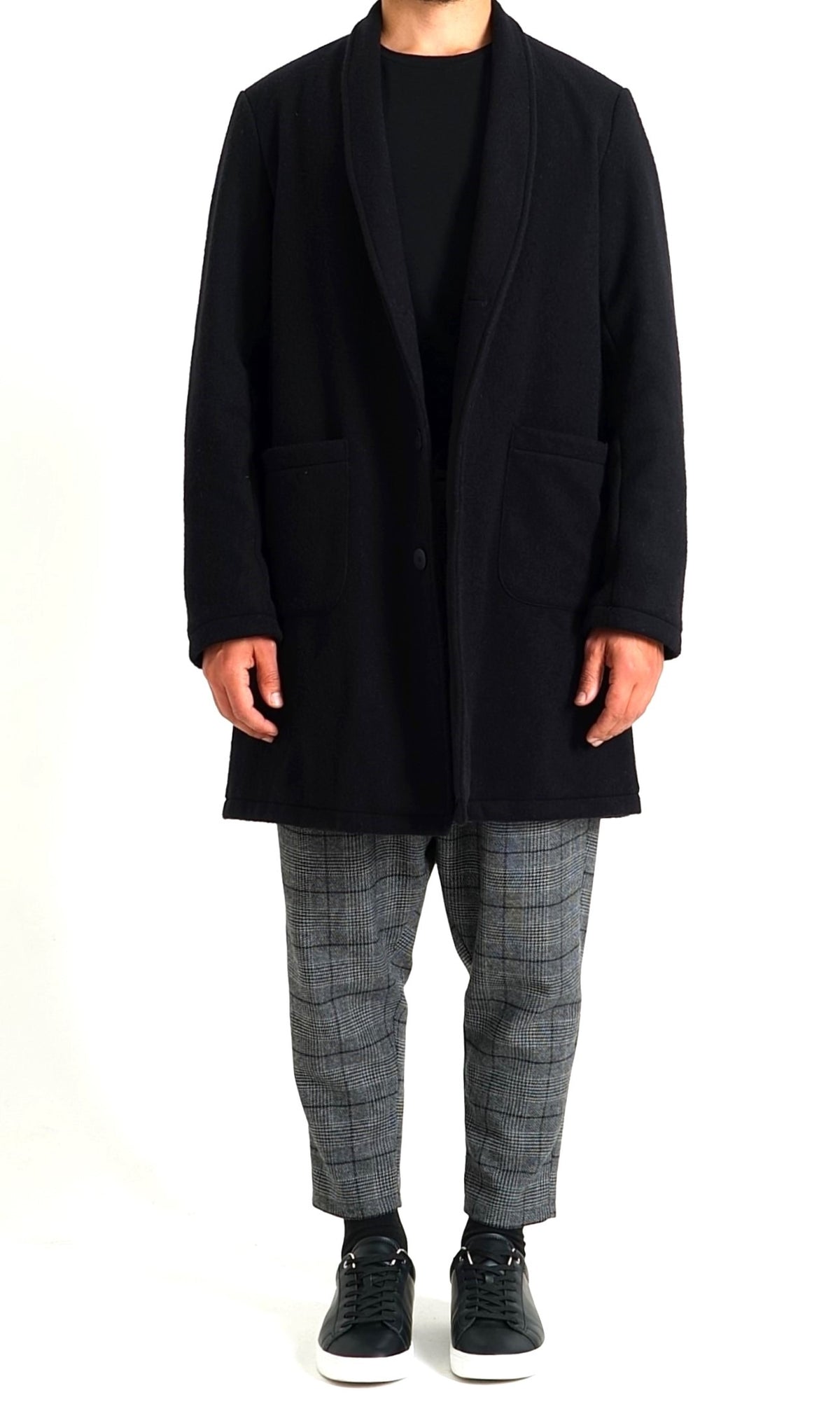 Manteau droit noir laine et cachemire sur un t-shirt noir
