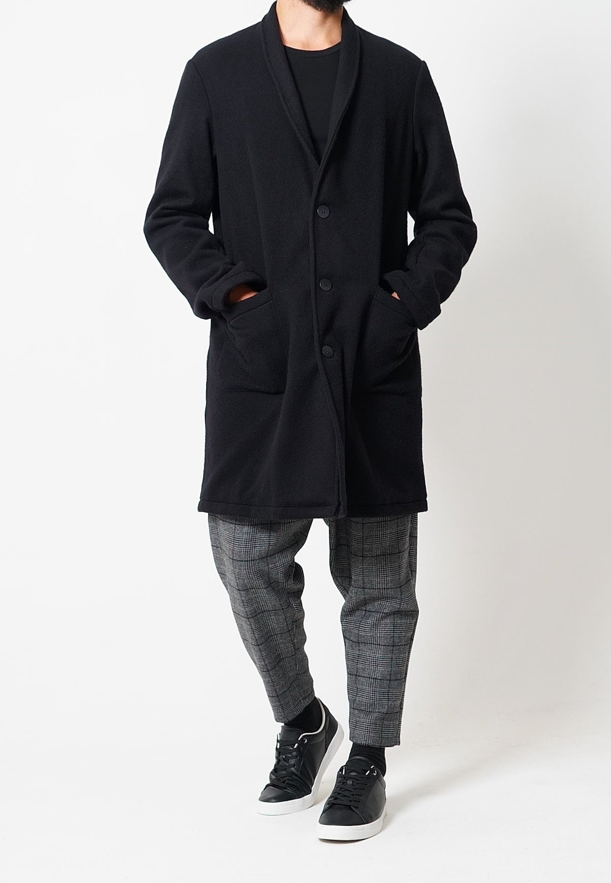 Manteau droit homme noir en laine et cachemire, porté de face