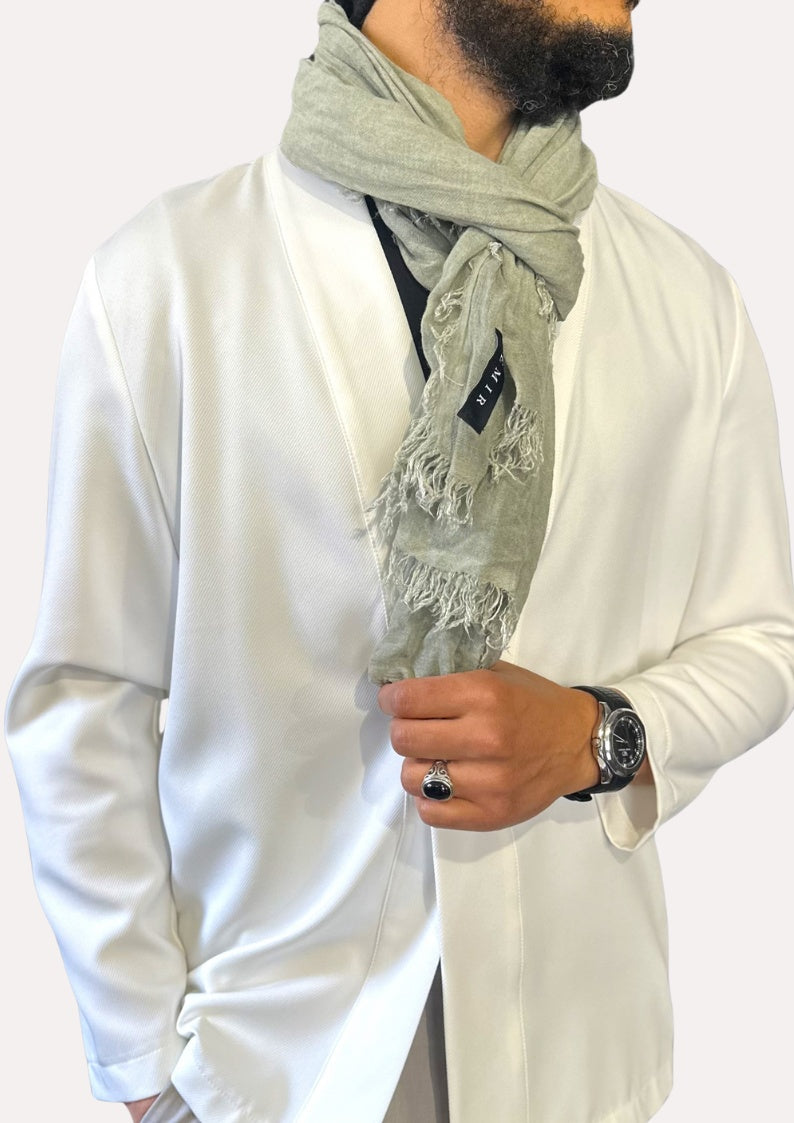 Chèche homme EMIR vert d'eau en bambou noué sur une veste blanche