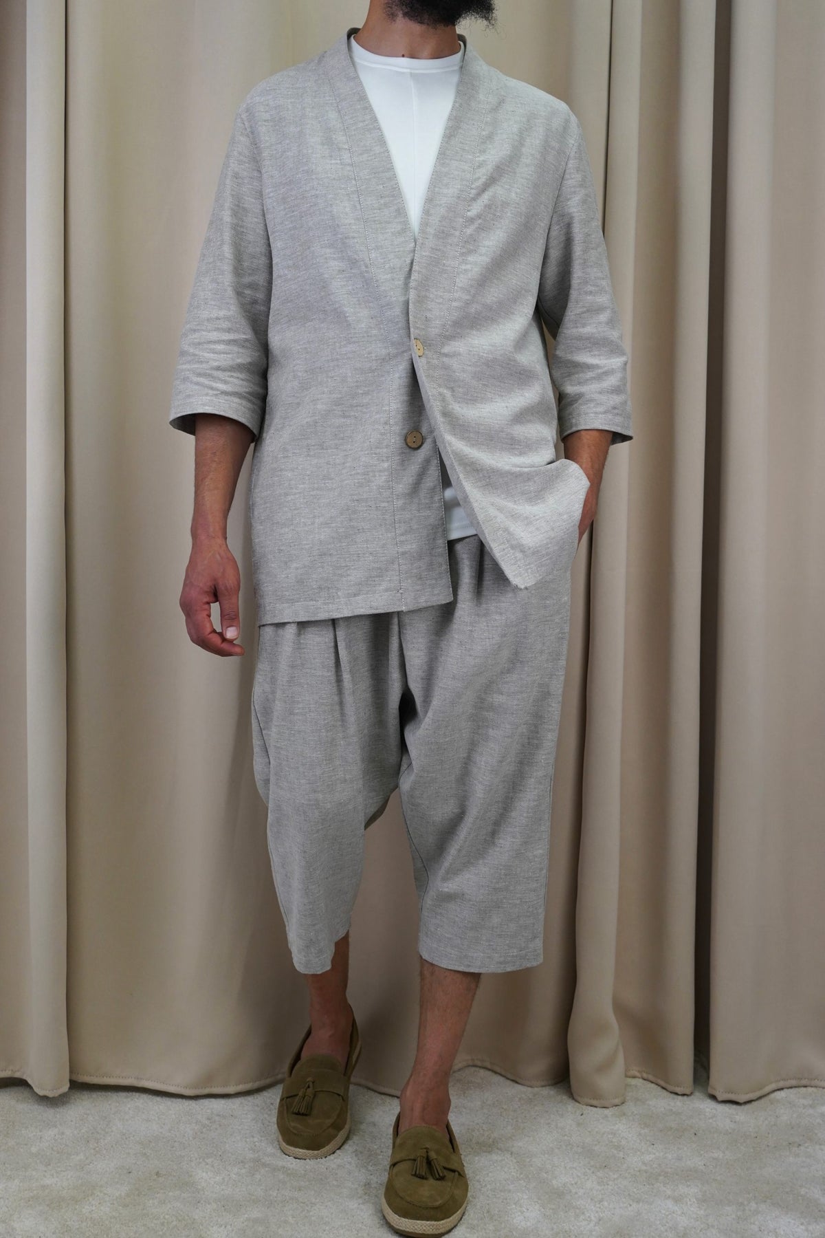 Ensemble kimono homme Hanten gris chiné porté avec des mocassins