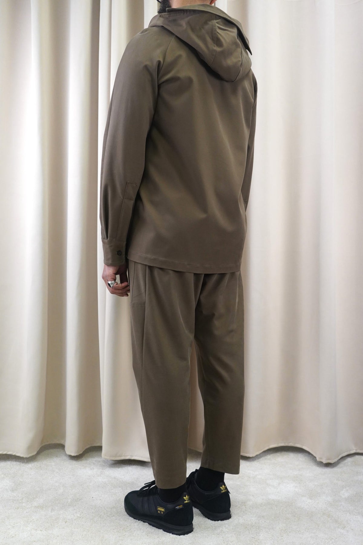 Ensemble Fallon marron tactique vu de dos, veste à capuche et pantalon