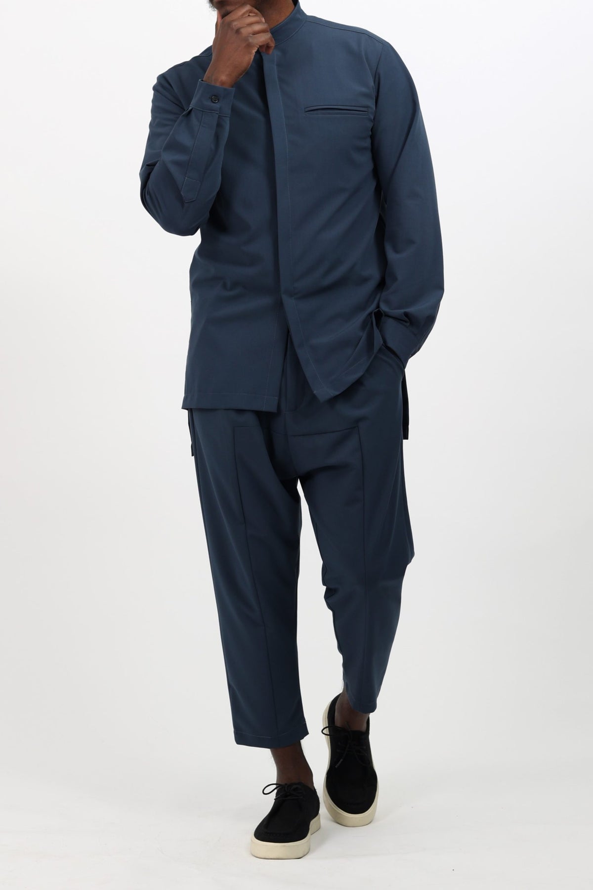 Ensemble homme musulman NewFit mi-saison bleu pétrole porté de face
