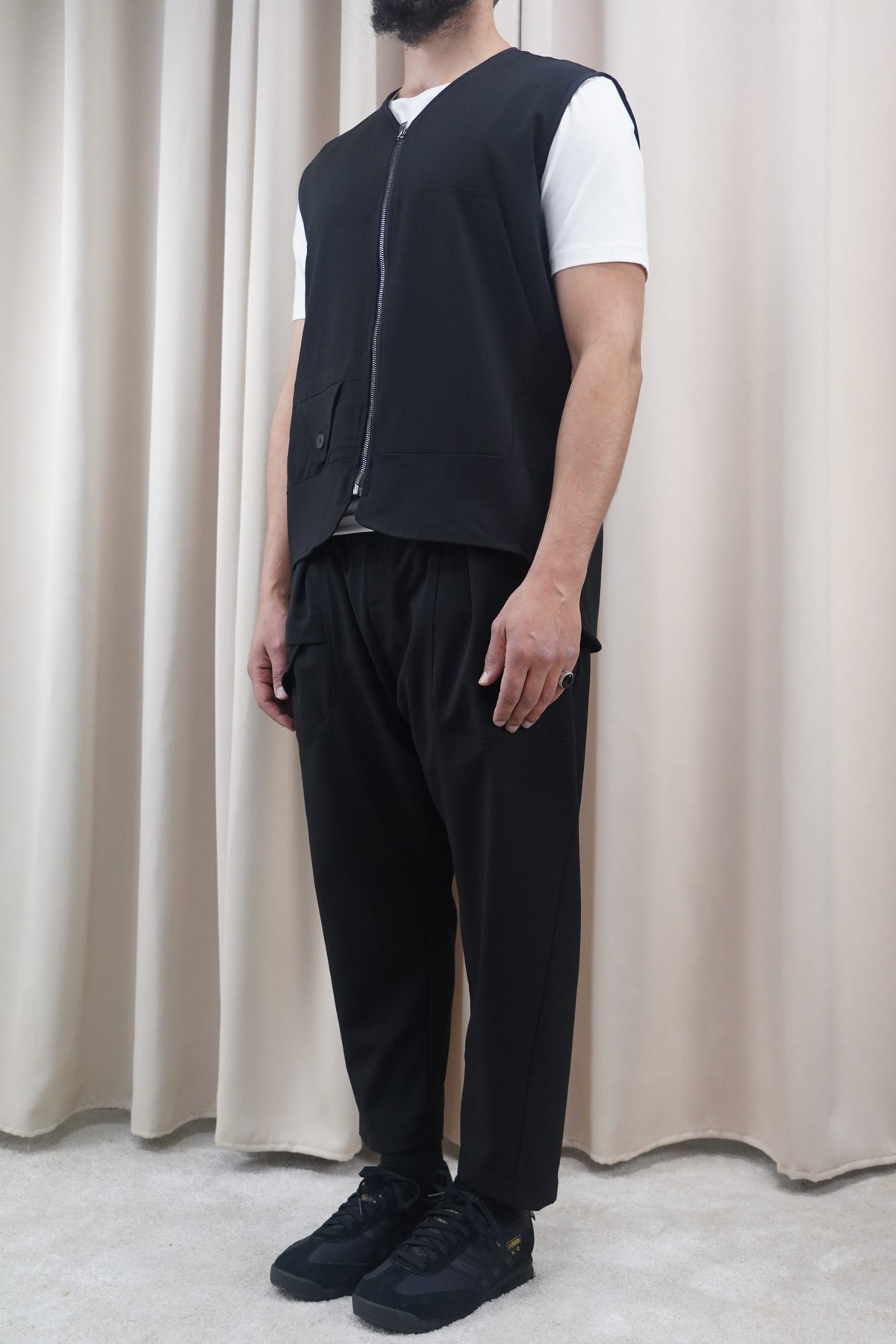 Ensemble Bowman noir de trois quarts, veston et sarouel