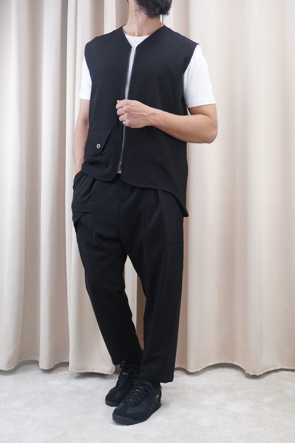 Ensemble homme Bowman noir porté de face avec un t-shirt blanc