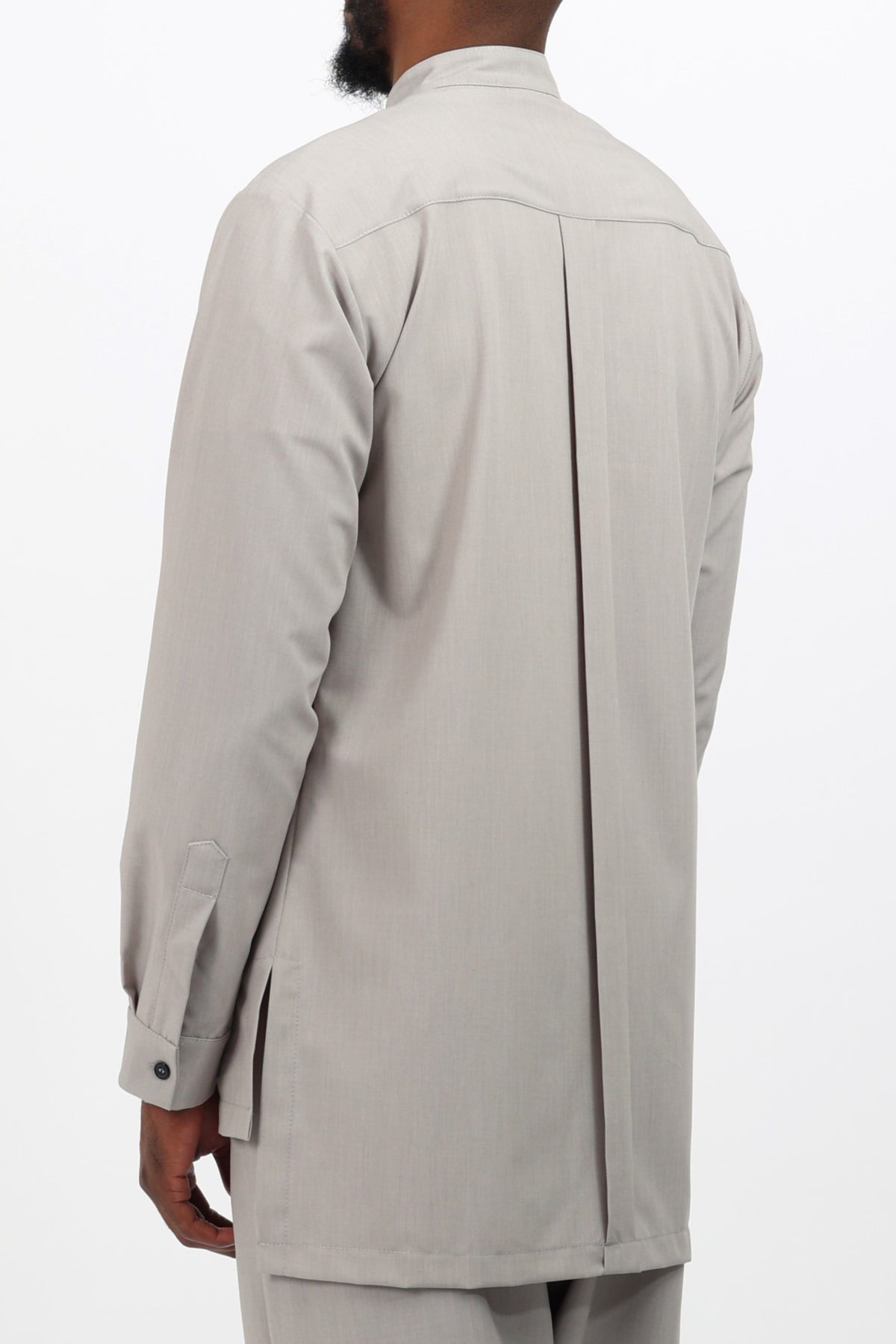 Surchemise NewFit gris clair chiné vue de dos, bas asymétrique
