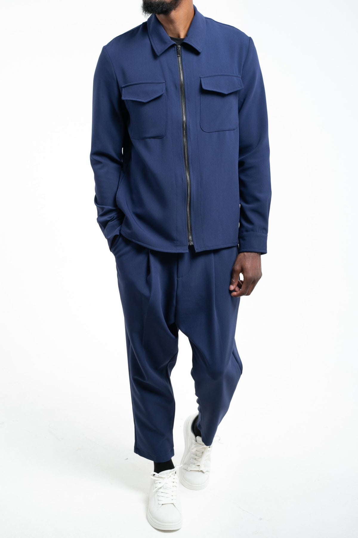Ensemble Amarin bleu marine porté de face avec baskets blanches