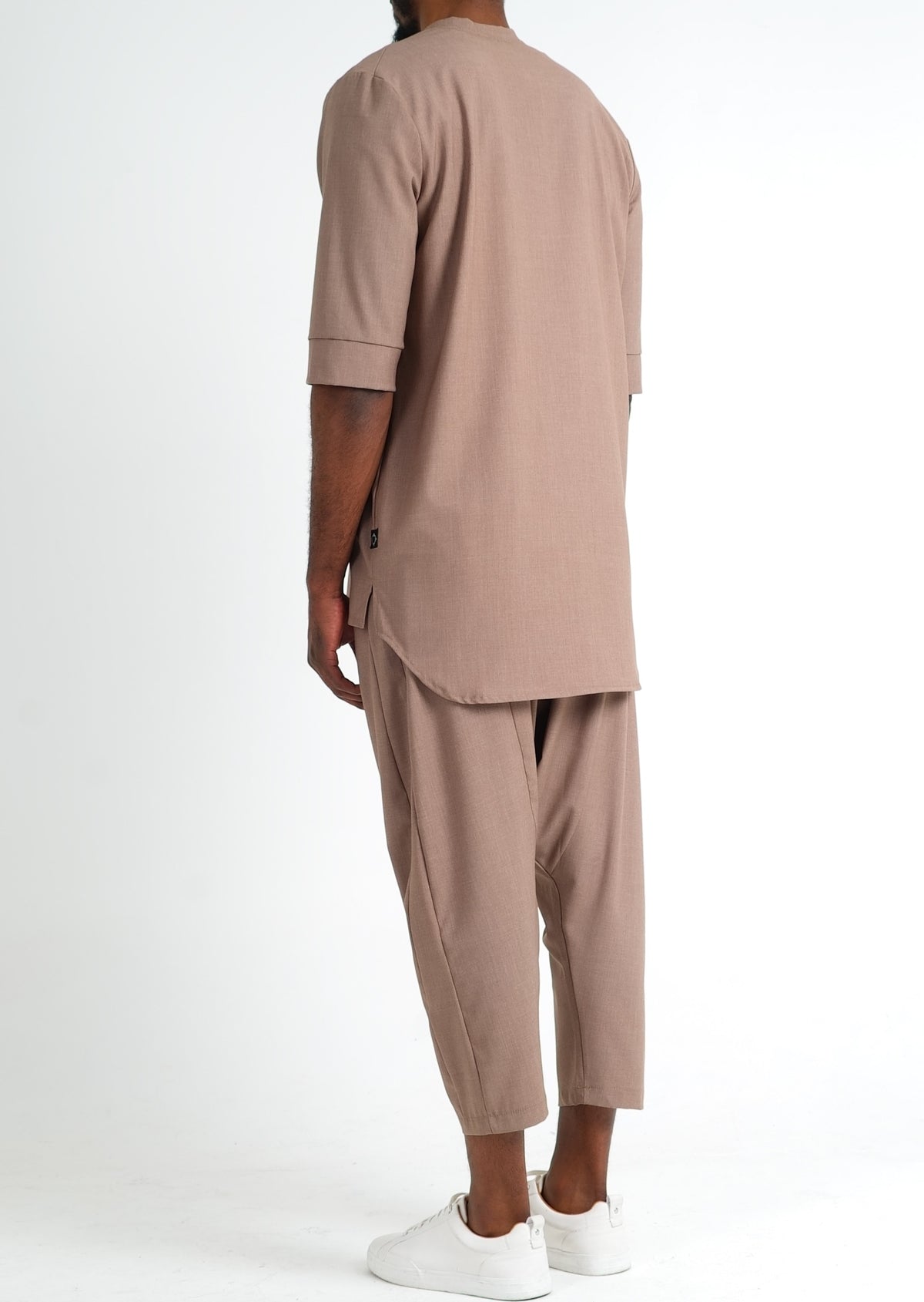 Ensemble Chill brun chutney vu de dos, chemise longue à bas arrondi