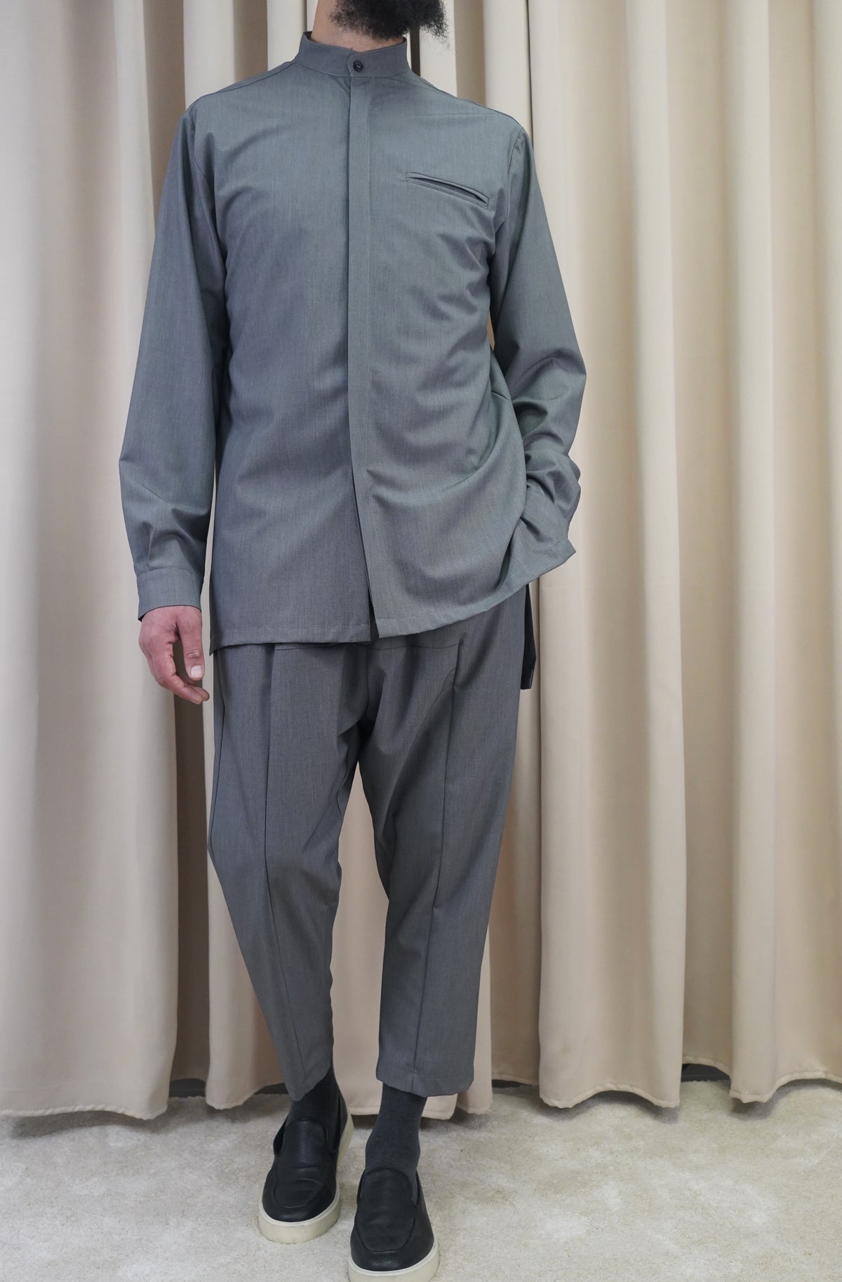 Ensemble homme NewFit mi-saison gris chiné porté de face