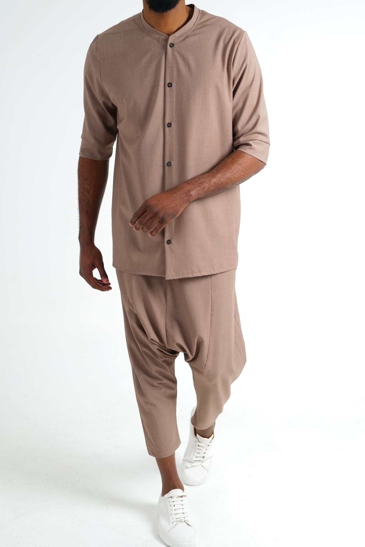 Ensemble homme Chill brun chutney porté de face avec baskets blanches