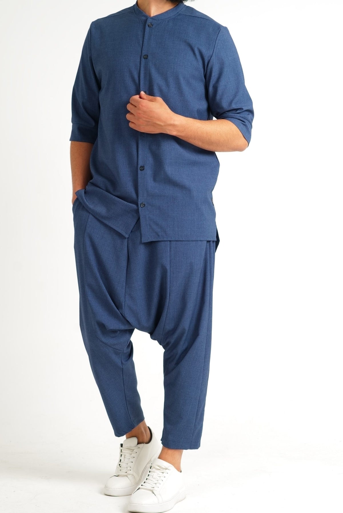Ensemble homme Chill bleu cendré porté de face, tenue ample et pudique