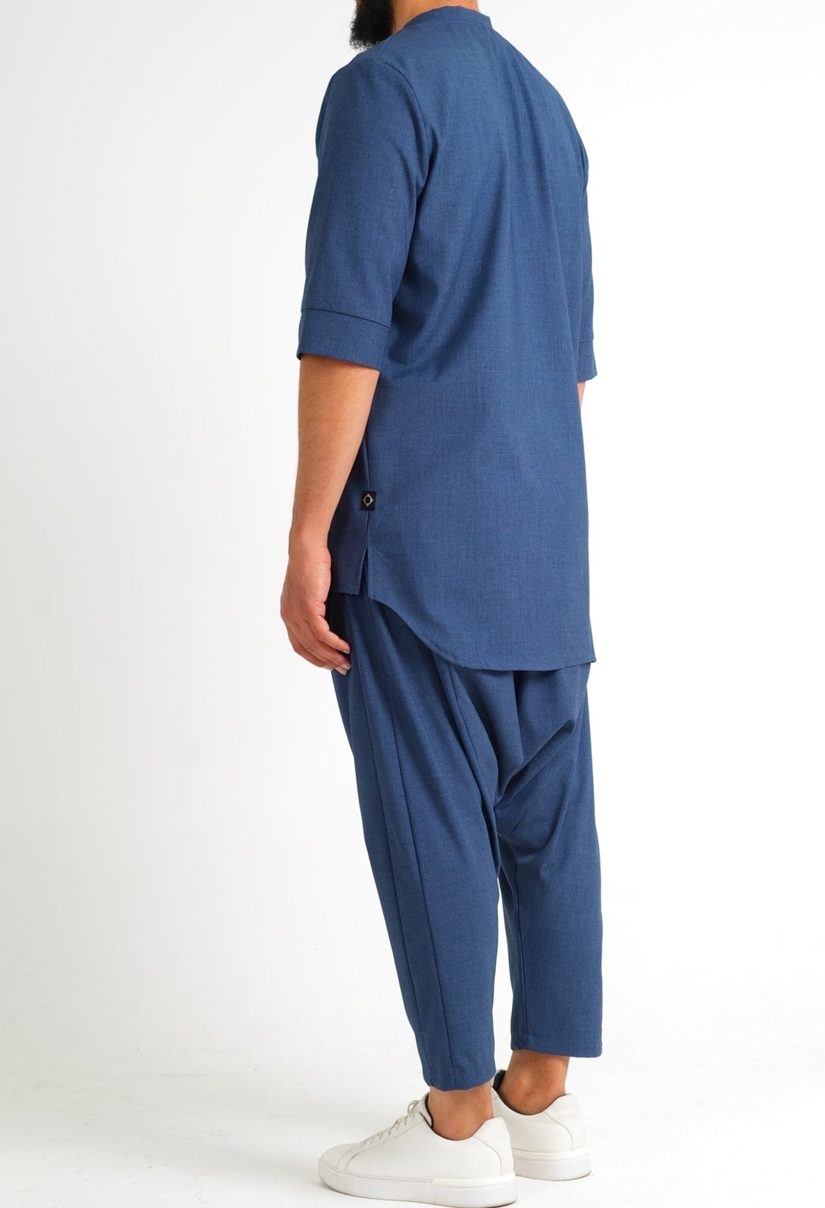 Ensemble Chill bleu cendré de profil, chemise longue asymétrique