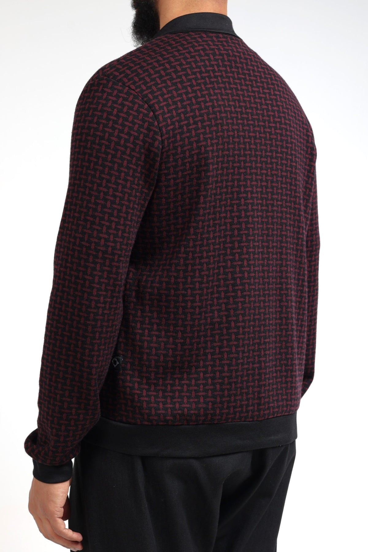 Gilet col polo noir et bordeaux vu de dos, finitions colorblock