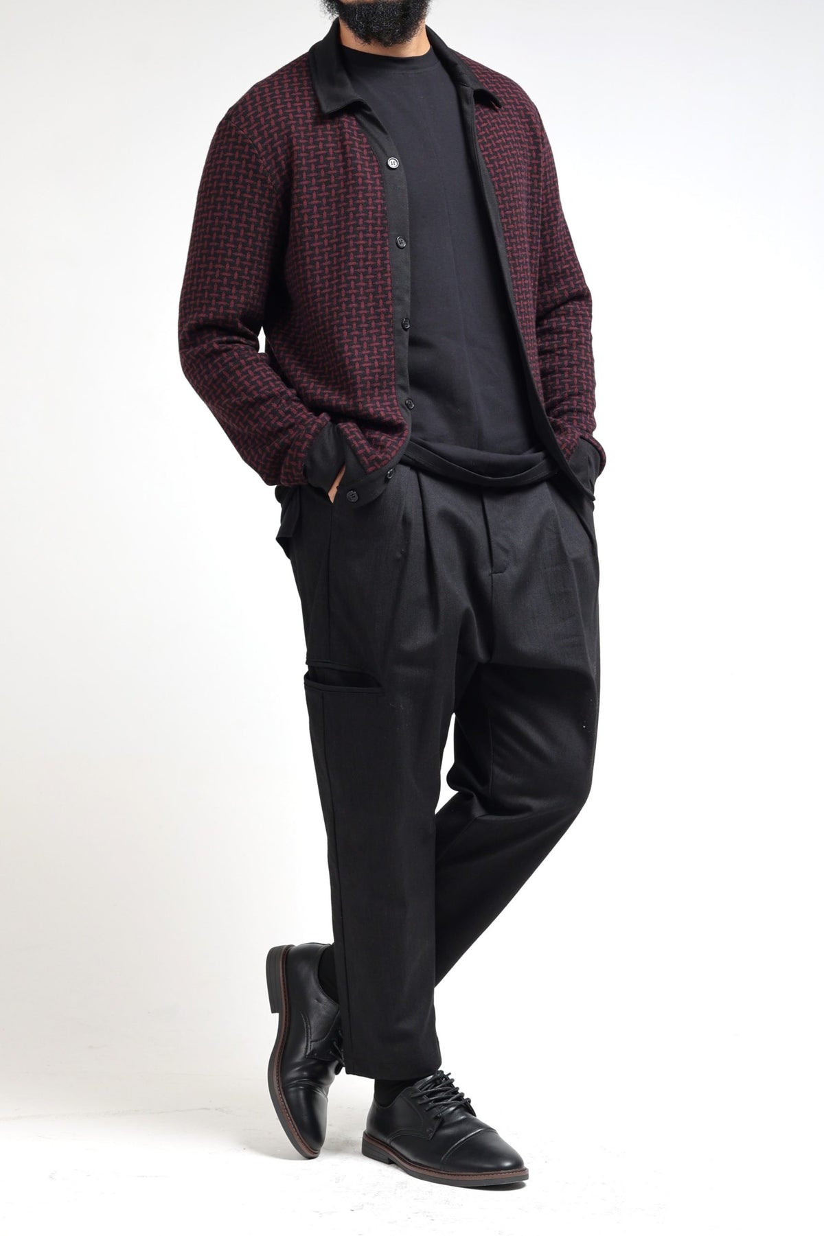 Gilet col polo noir et bordeaux porté avec un pantalon noir, look preppy