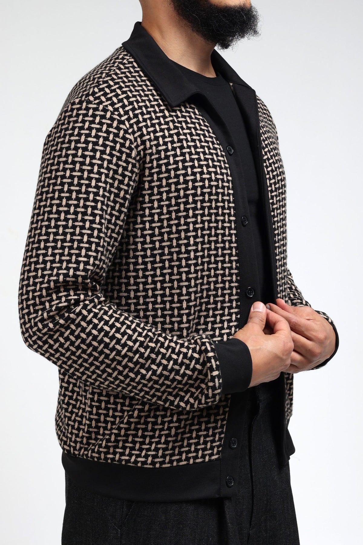 Gilet col polo homme en maille noir et beige amande, boutonné