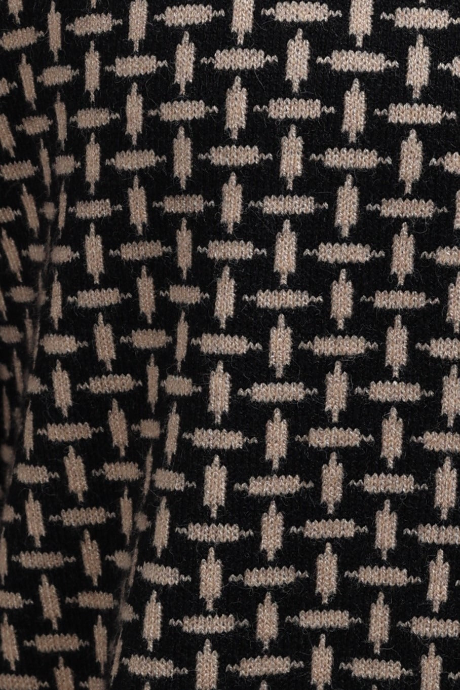 Détail de la maille bicolore noir et beige amande du gilet col polo
