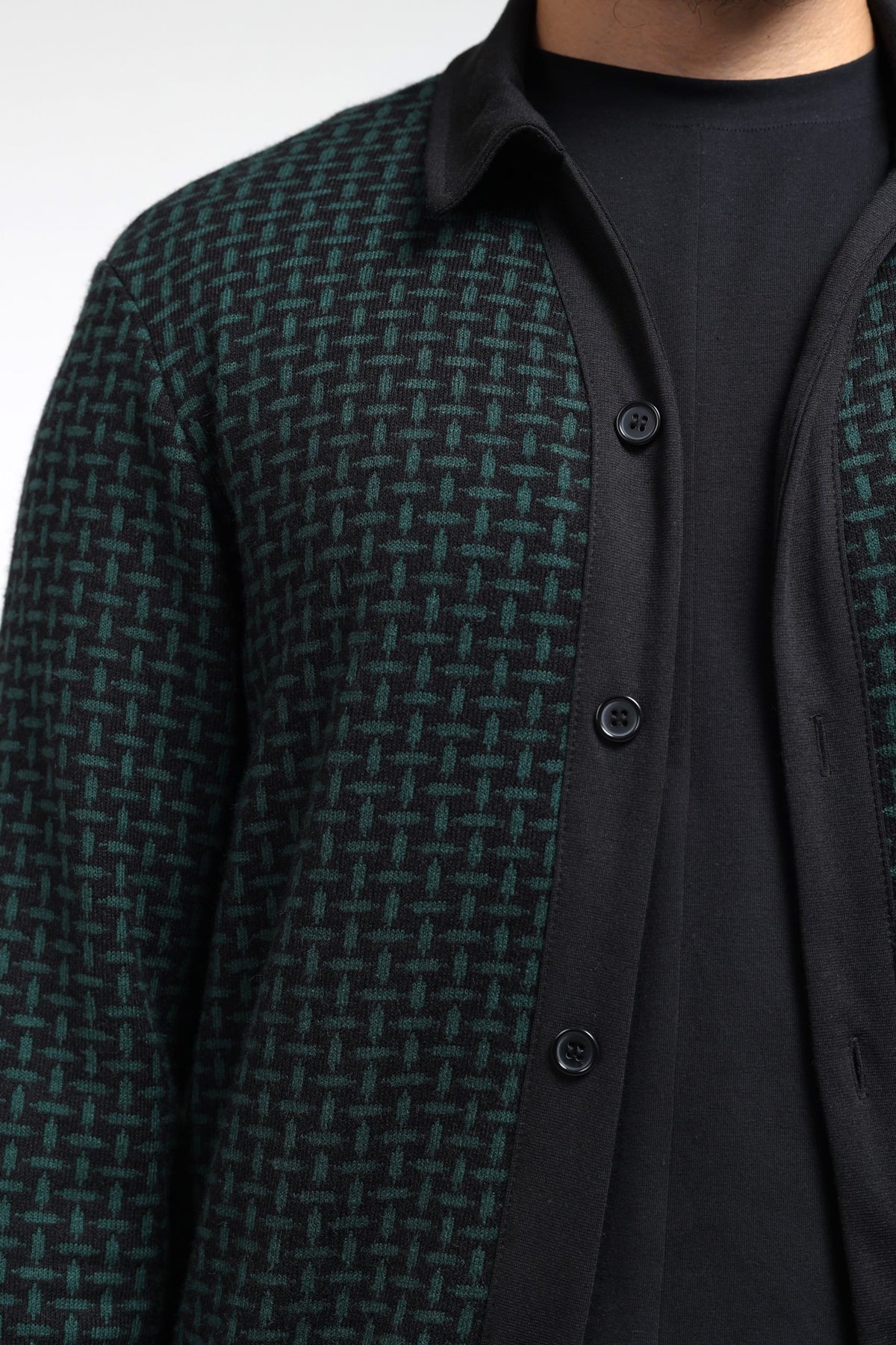 Détail de la maille noir et vert cachemire du gilet col polo homme