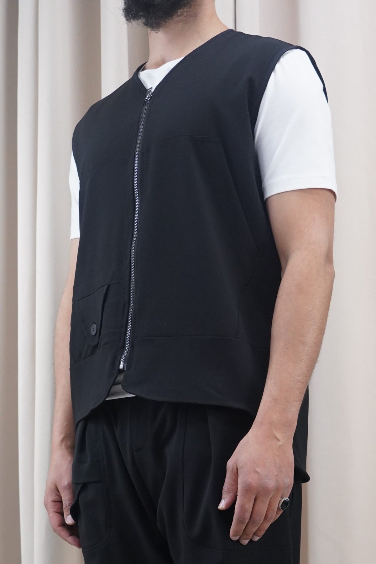 Veston sans manches homme Bowman noir zippé, porté sur un t-shirt blanc