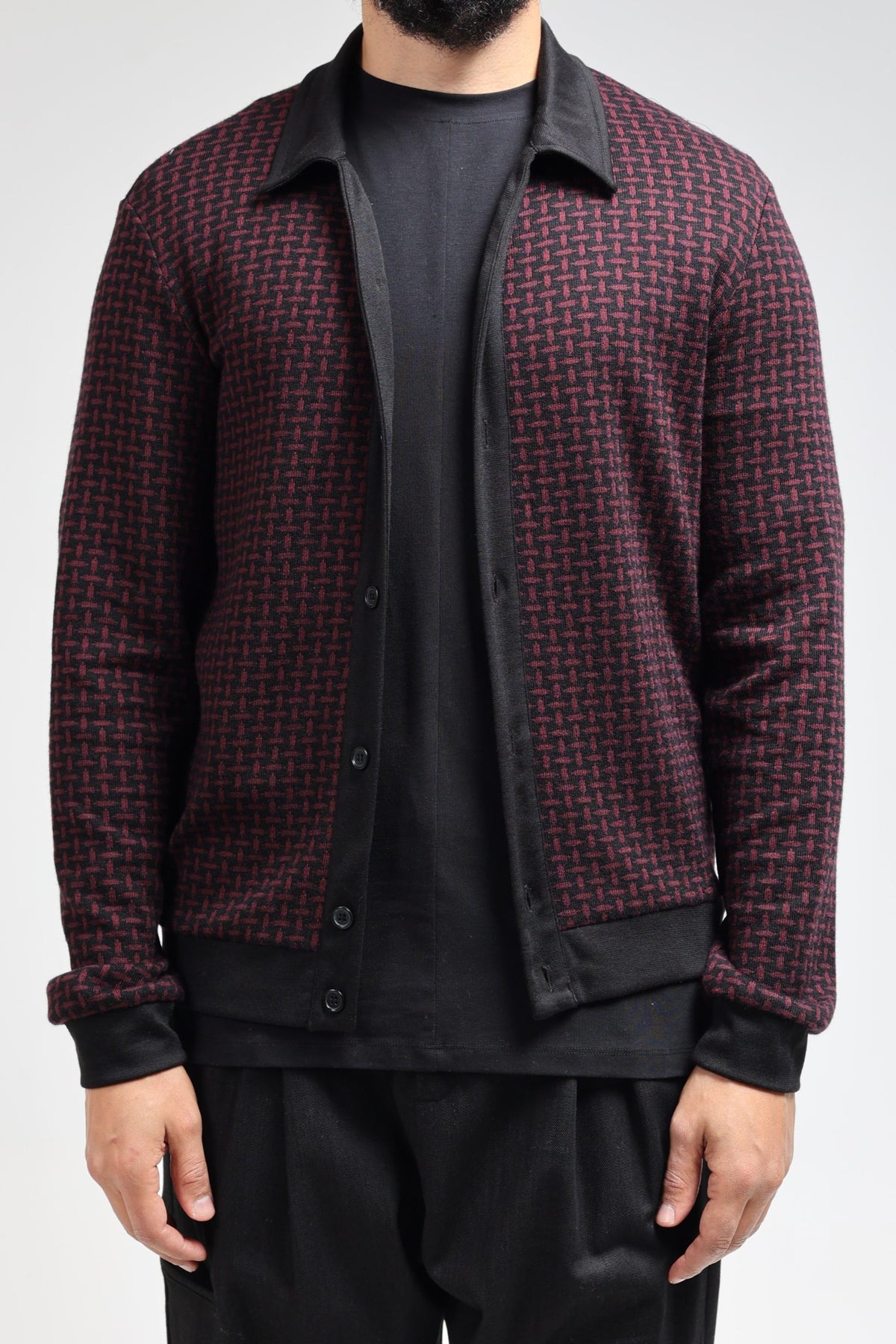 Gilet col polo homme en maille noir et bordeaux porté ouvert