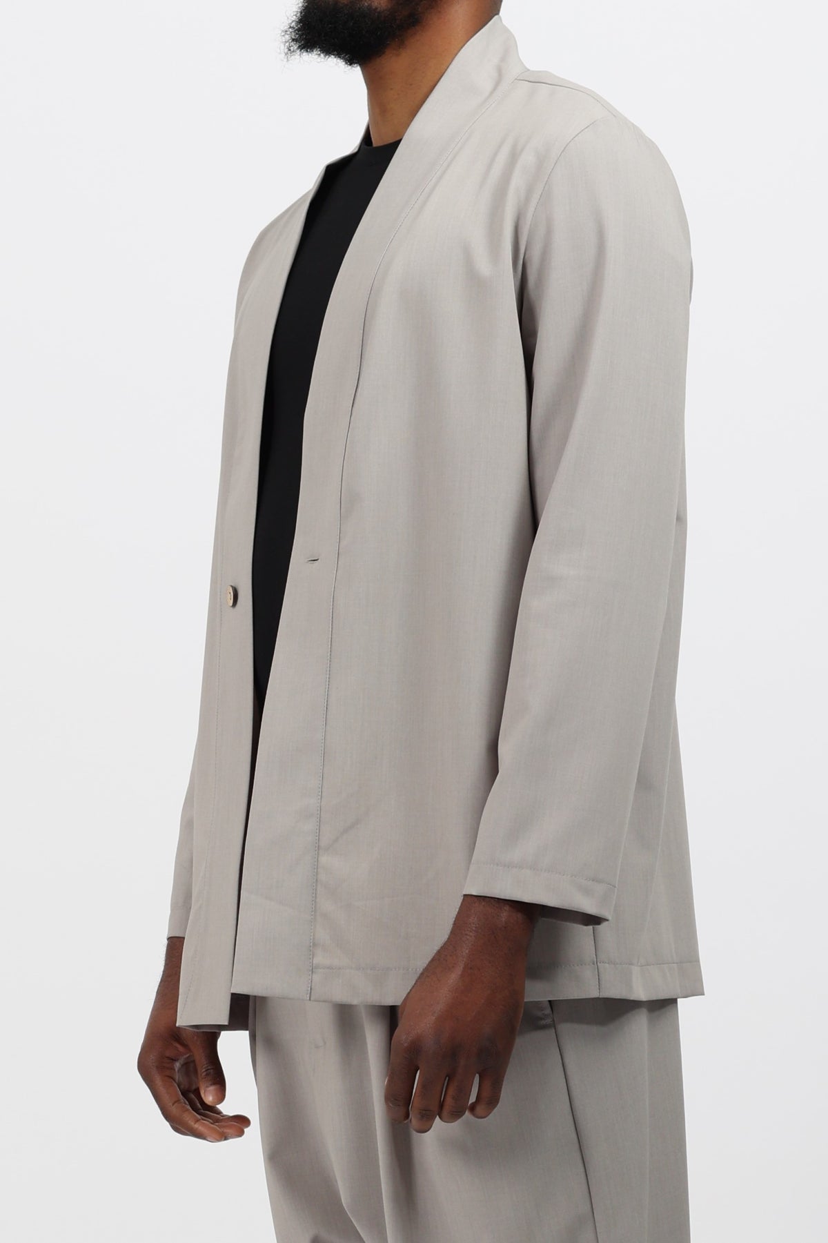 Kimono Noragi mi-saison gris clair de trois quarts, un bouton