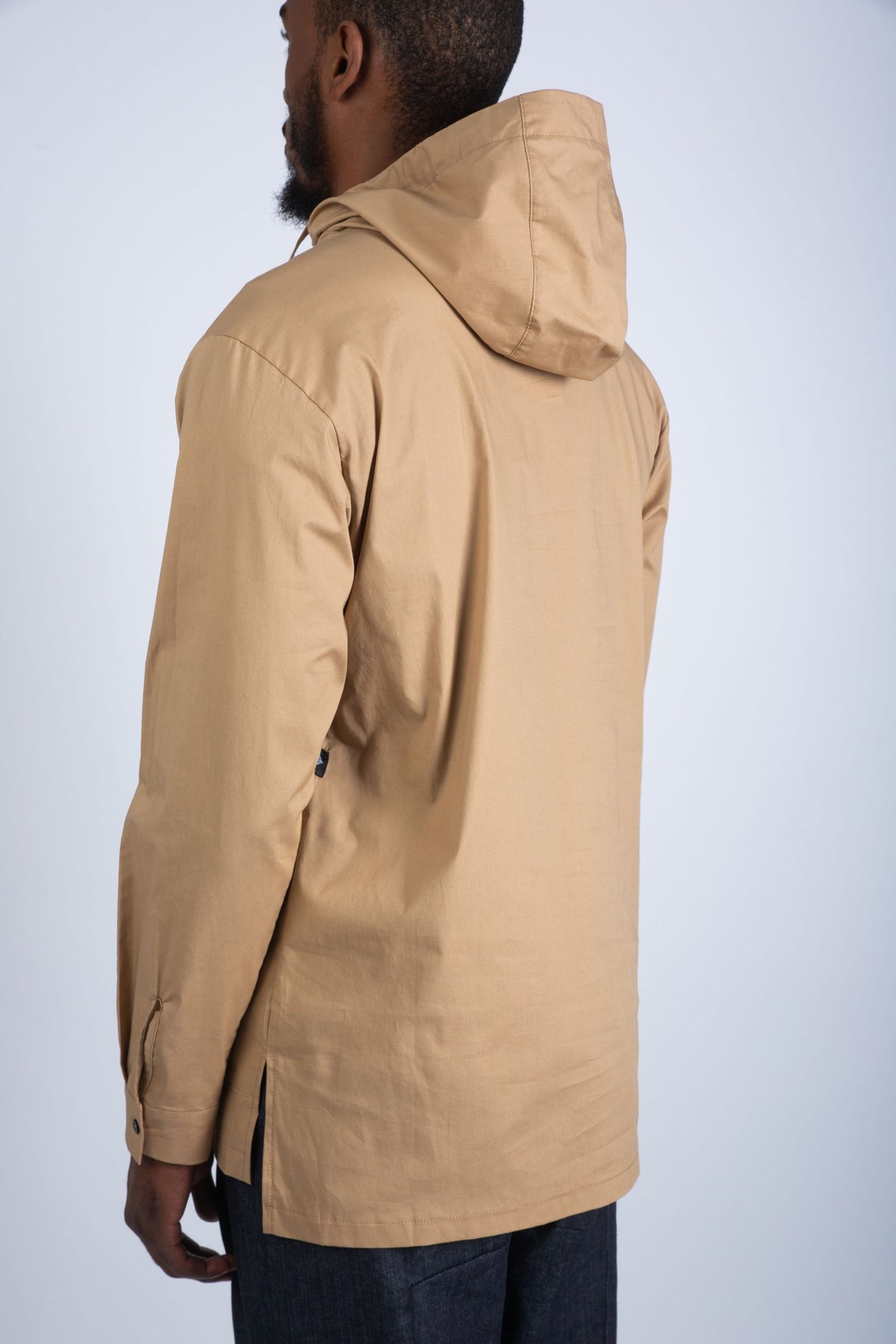 Hoodie long homme camel vu de dos, capuche et bas échancré