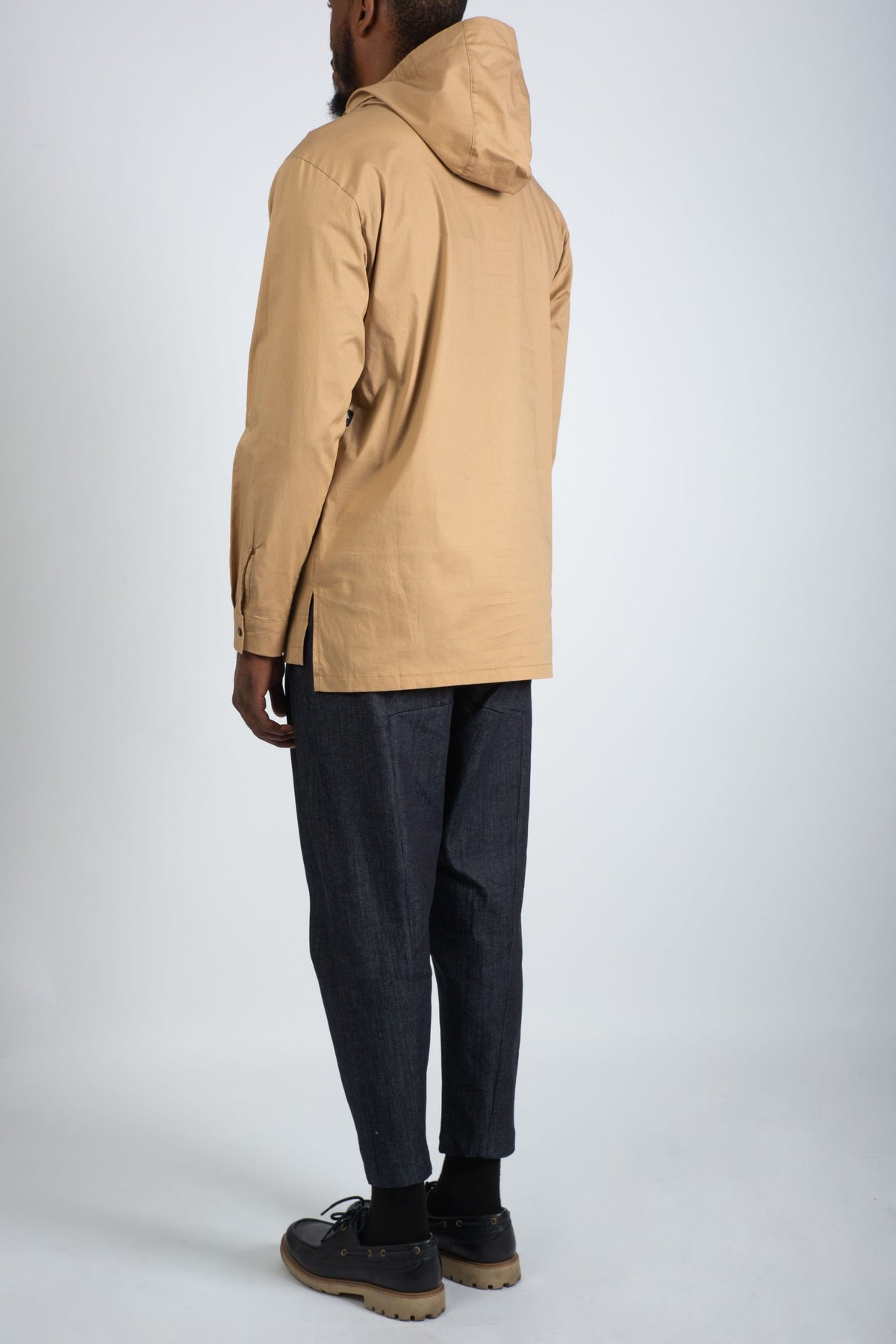 Hoodie long homme camel vu de profil, tunique à capuche