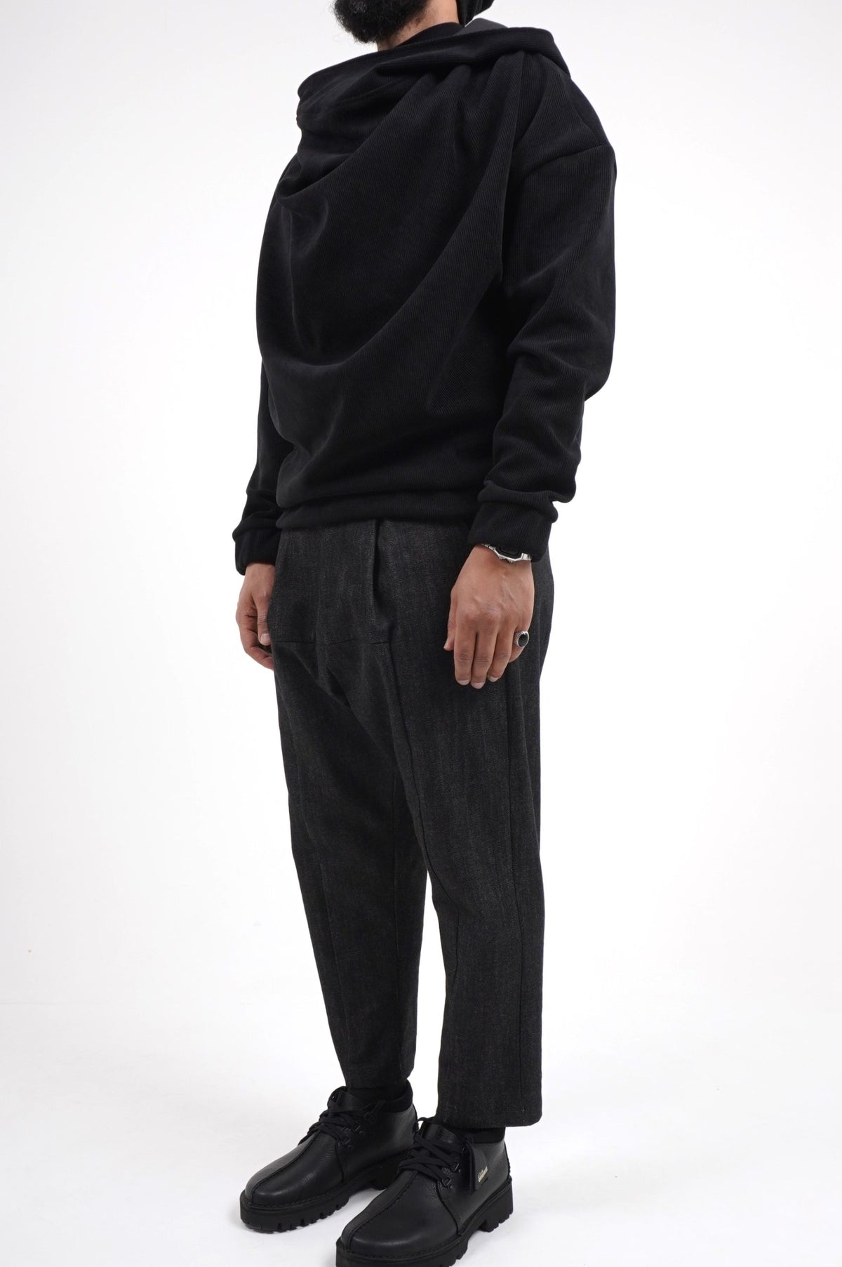 Pull homme Boho noir porté avec un sarouel noir, de trois quarts