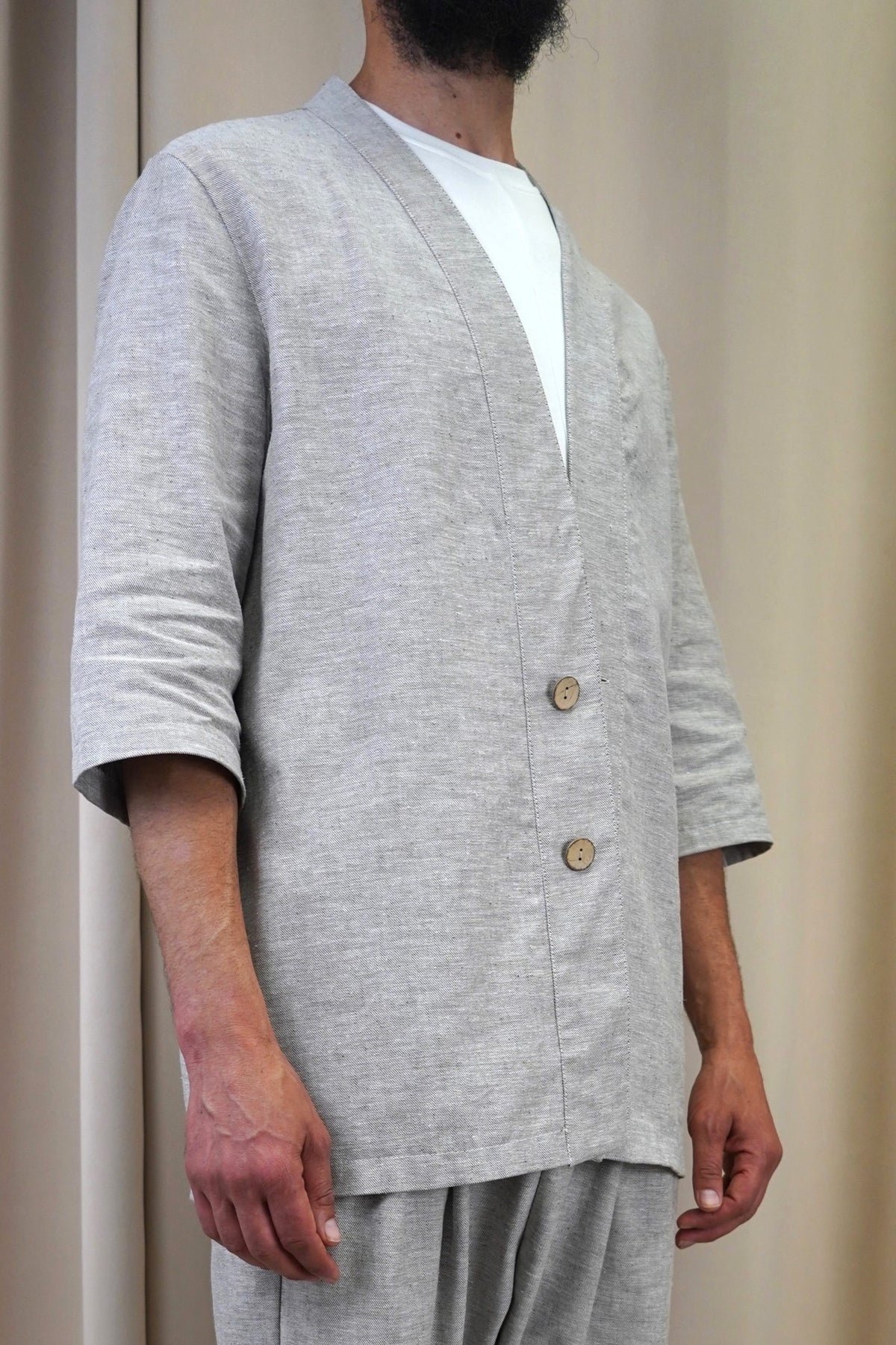 Kimono Hanten gris chiné porté sur un t-shirt blanc, deux boutons