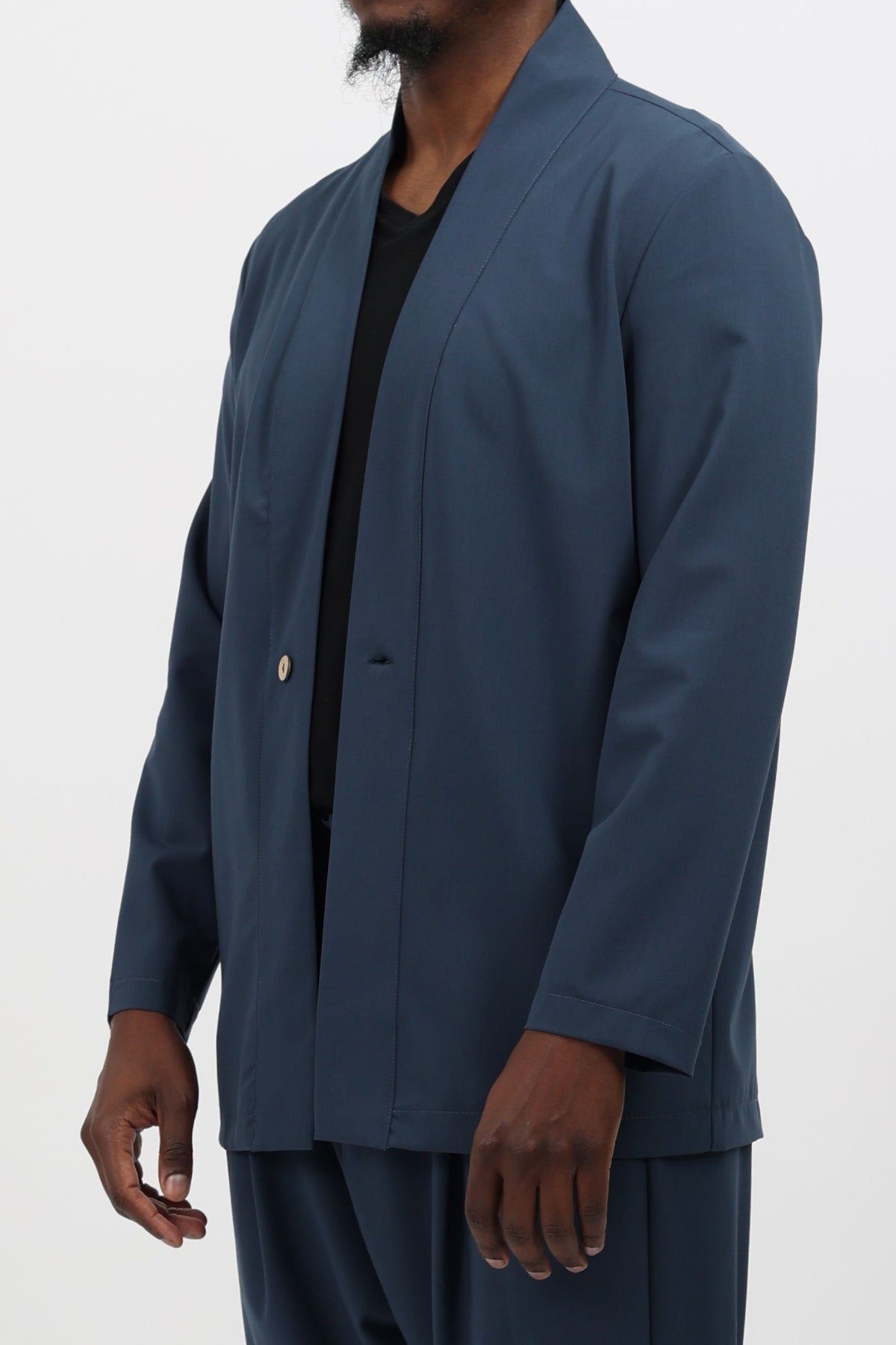 Cardigan kimono homme Noragi bleu pétrole de trois quarts