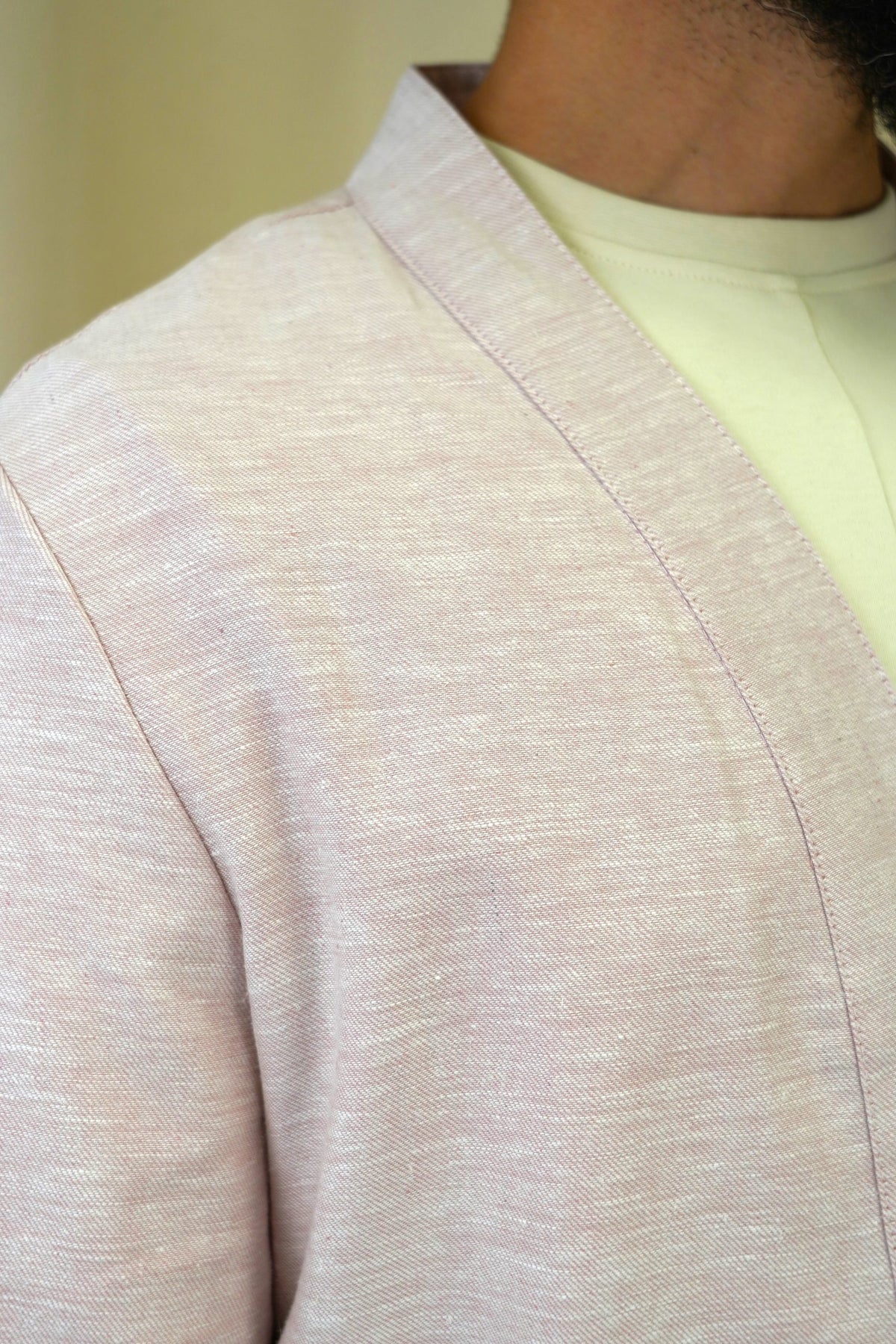Détail du col kimono de l'ensemble Hanten litchi chiné