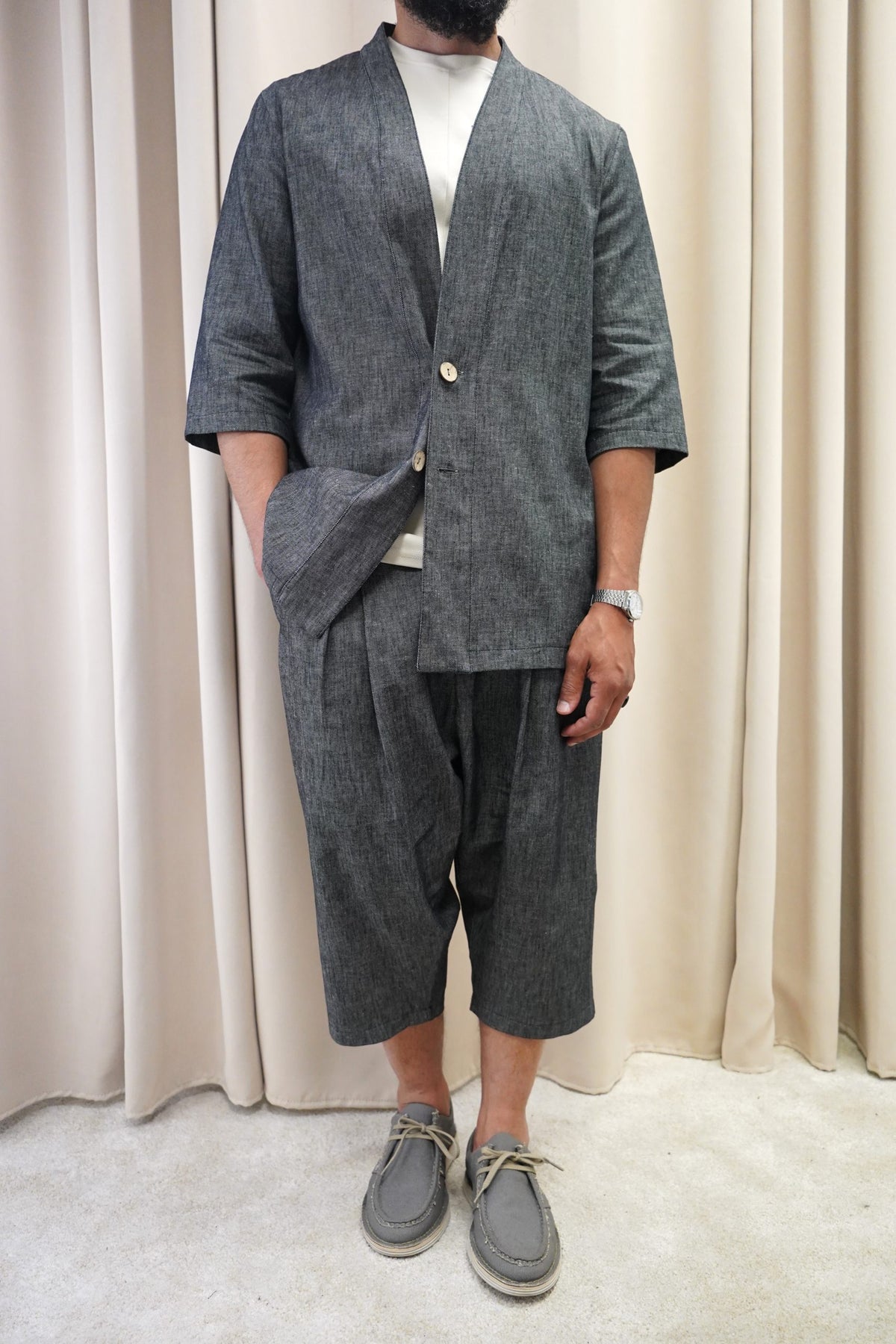 Ensemble homme Hanten noir chiné en lin et coton, porté de face