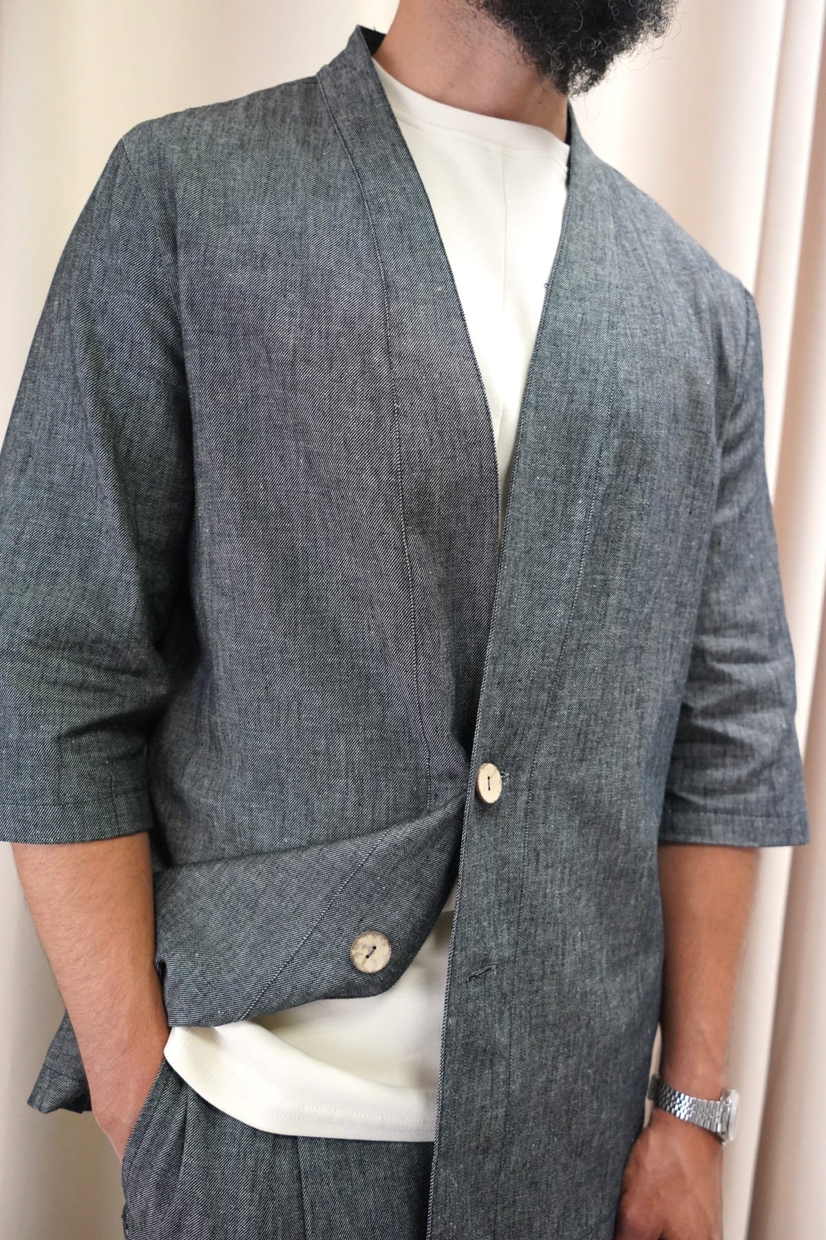 Kimono Hanten noir chiné porté sur un t-shirt écru