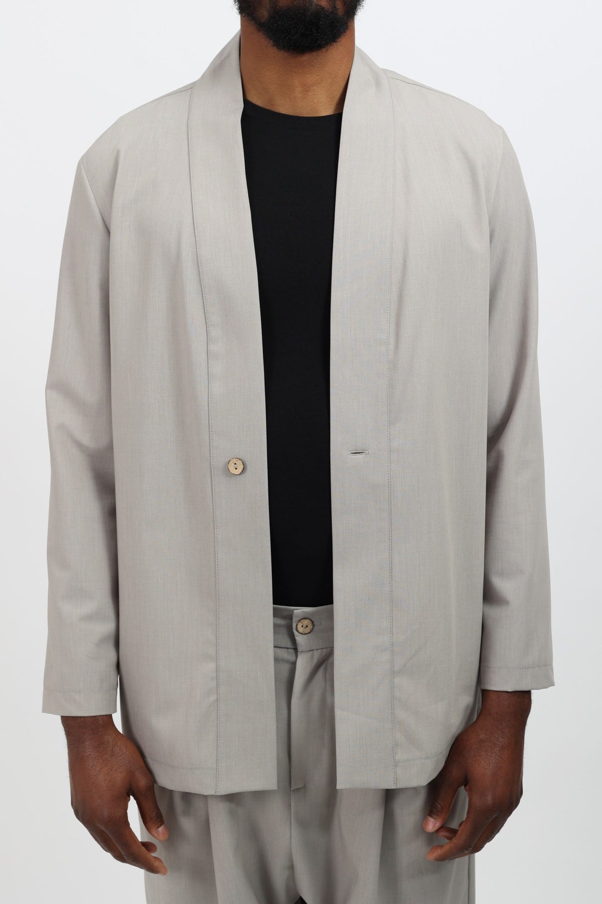 Cardigan kimono homme Noragi gris clair ouvert sur un t-shirt noir
