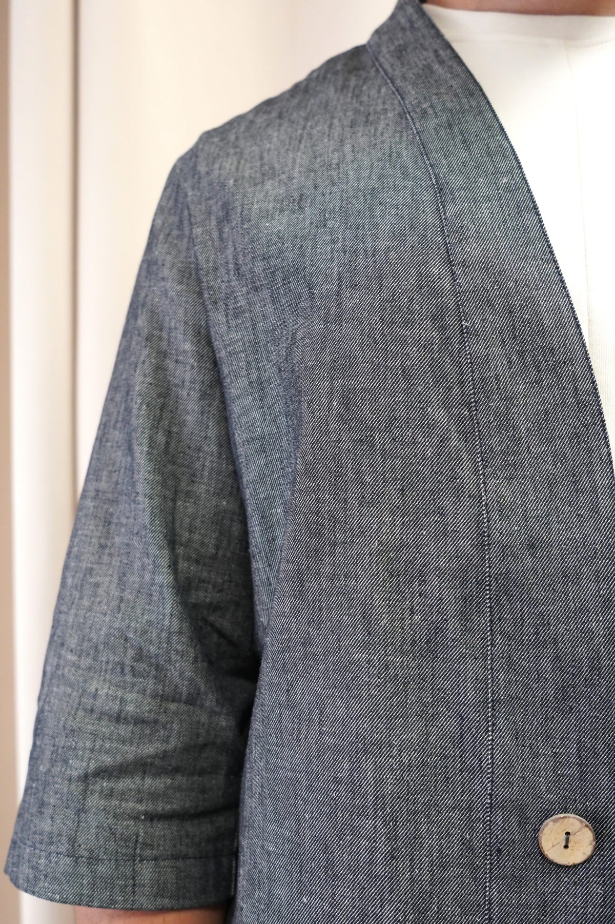 Détail de la manche et du bouton du kimono Hanten noir chiné