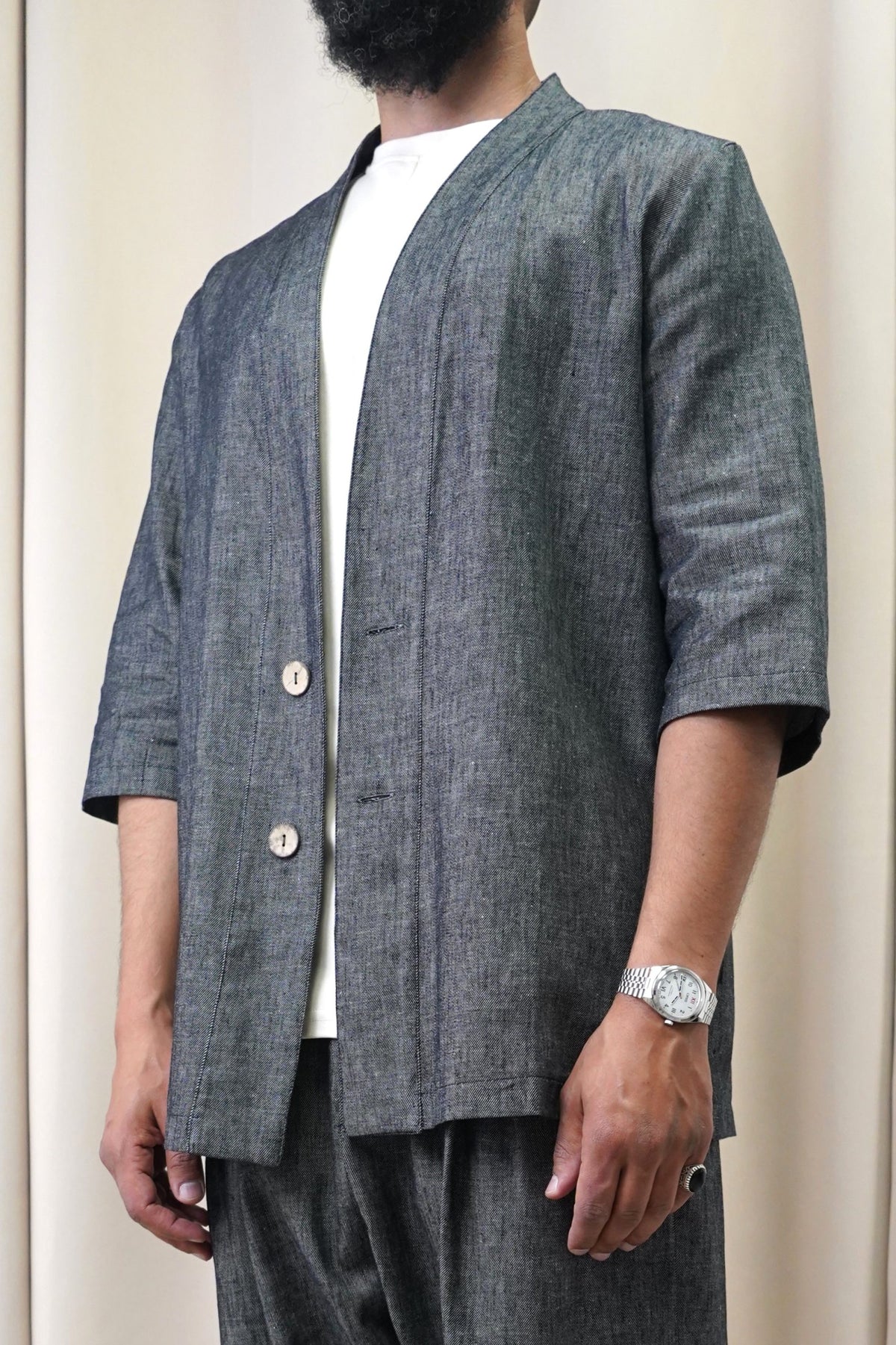 Veste kimono homme Hanten noir chiné en lin et coton, portée de face