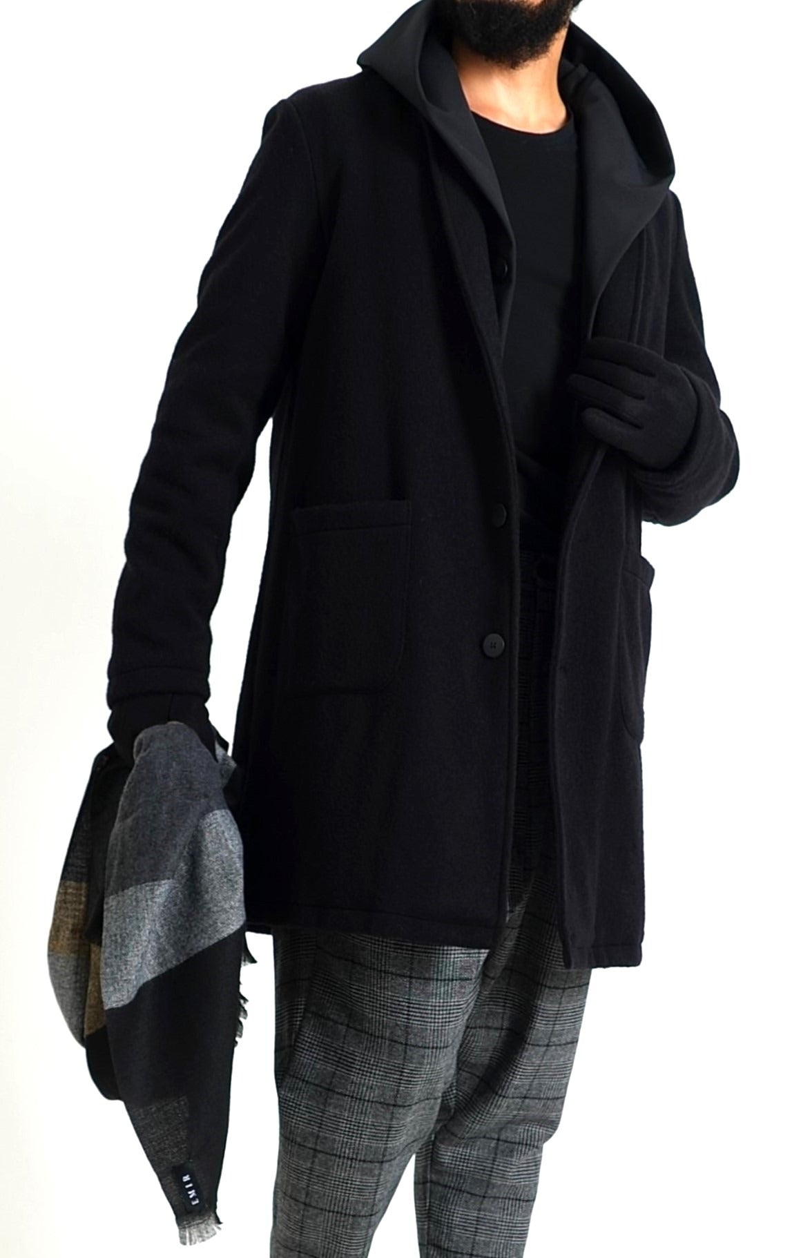 Manteau droit homme noir porté avec un cardigan et une écharpe