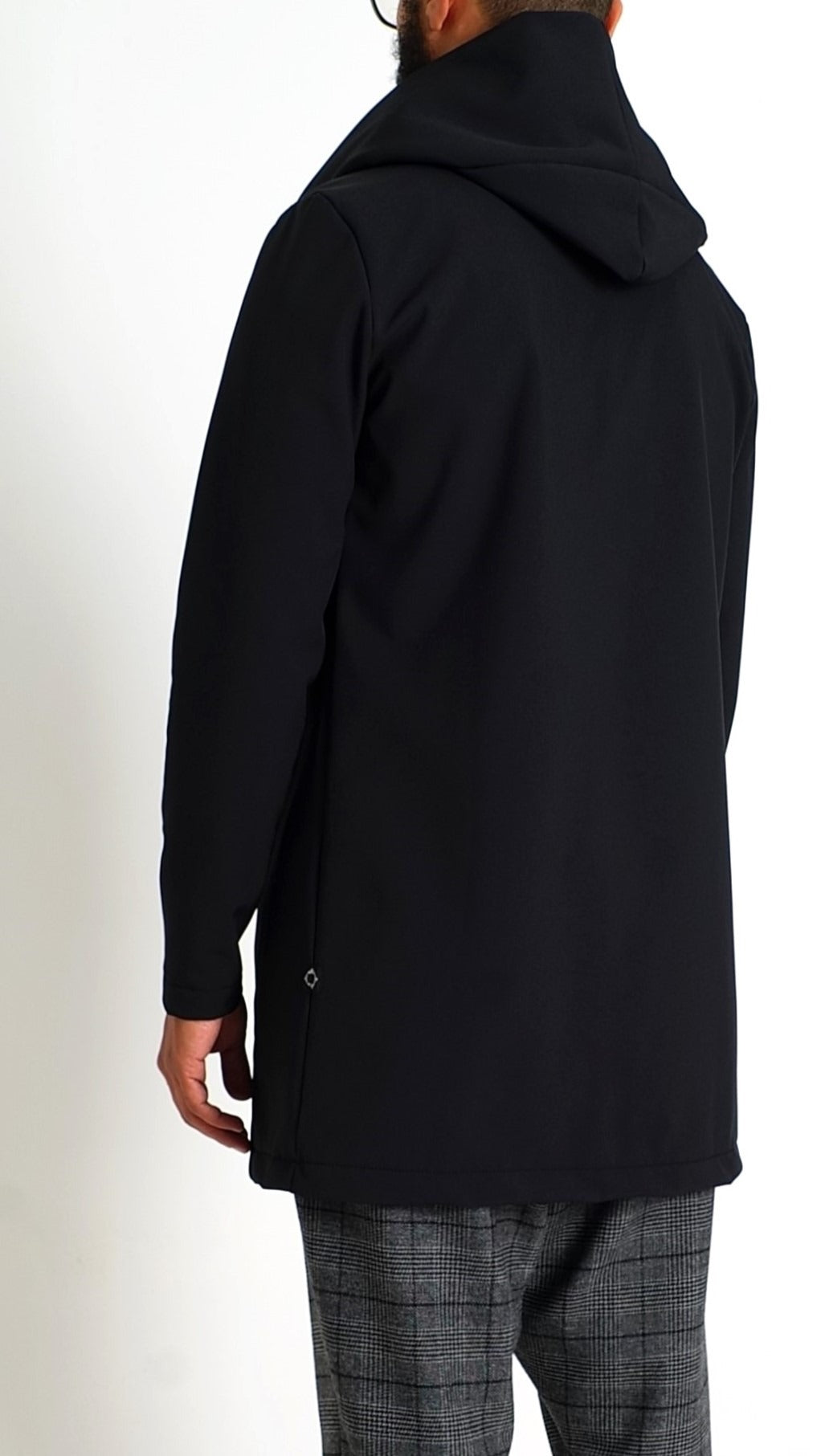Cardigan d'hiver noir vu de dos, cardigan long homme à capuche
