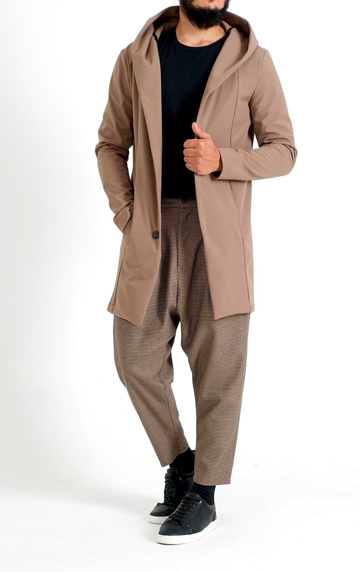 Cardigan long homme camel ouvert sur un t-shirt noir et pantalon ample