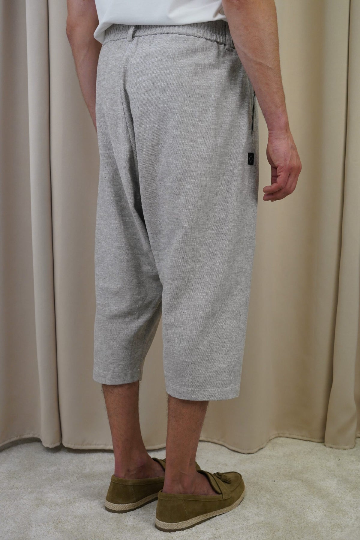 Pantacourt Hanten gris chiné de profil, coupe droite japonaise