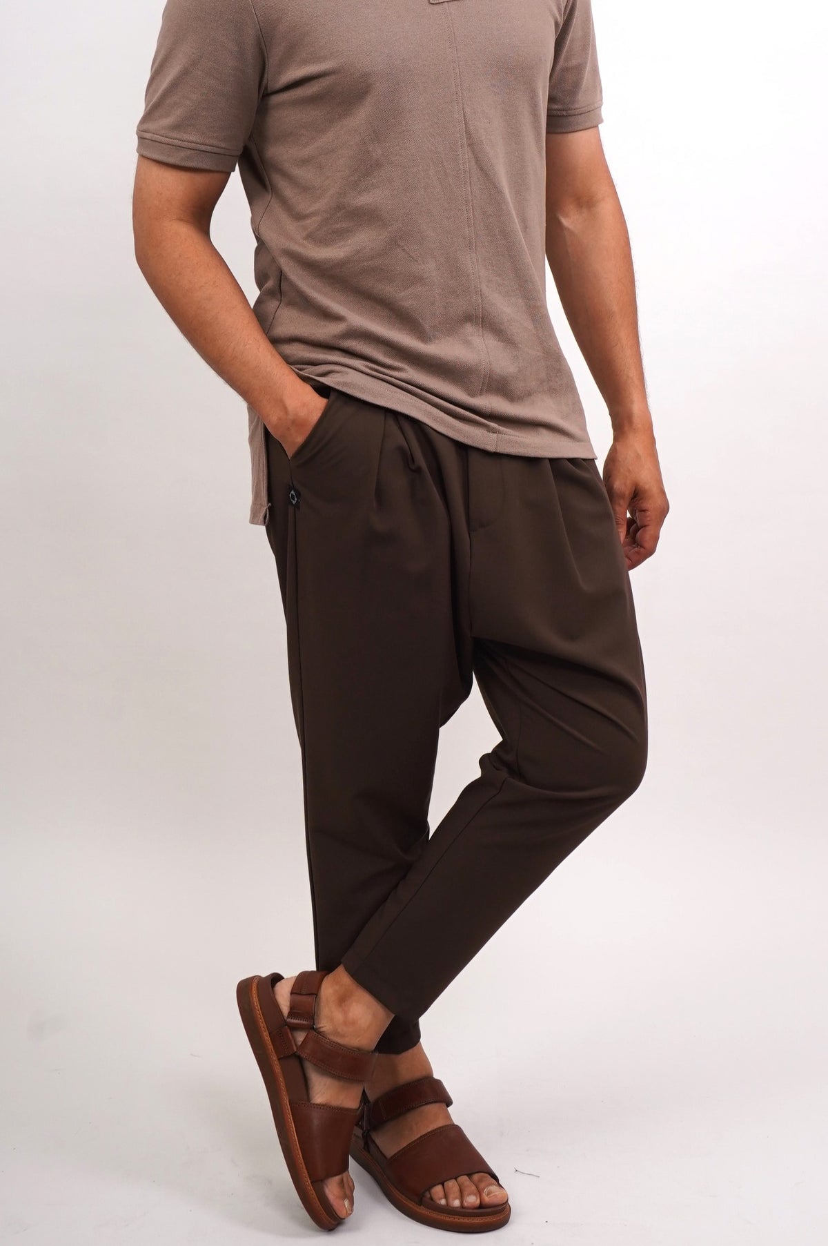 Sarouel Classy chocolat glacé à coupe carotte porté avec un t-shirt taupe