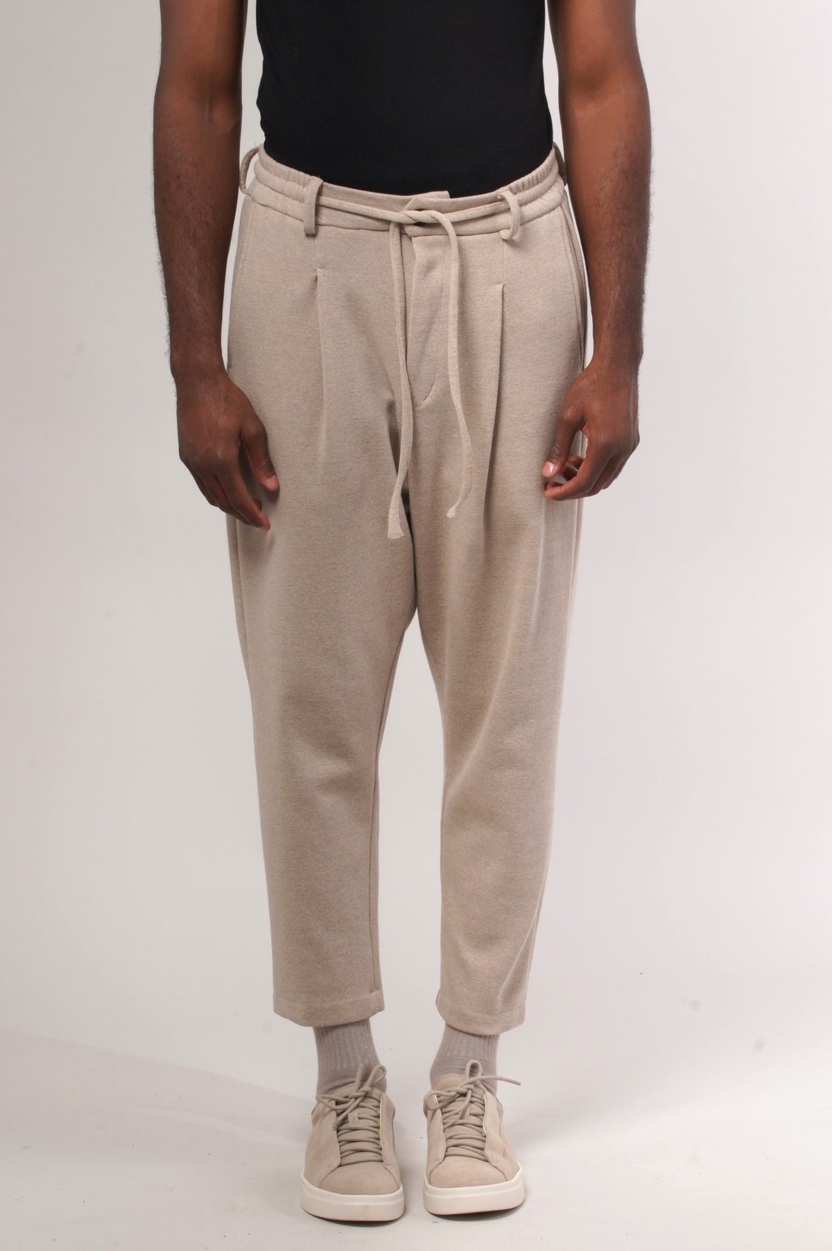 Jogpants Vietri grège porté de face, ceinture à cordon