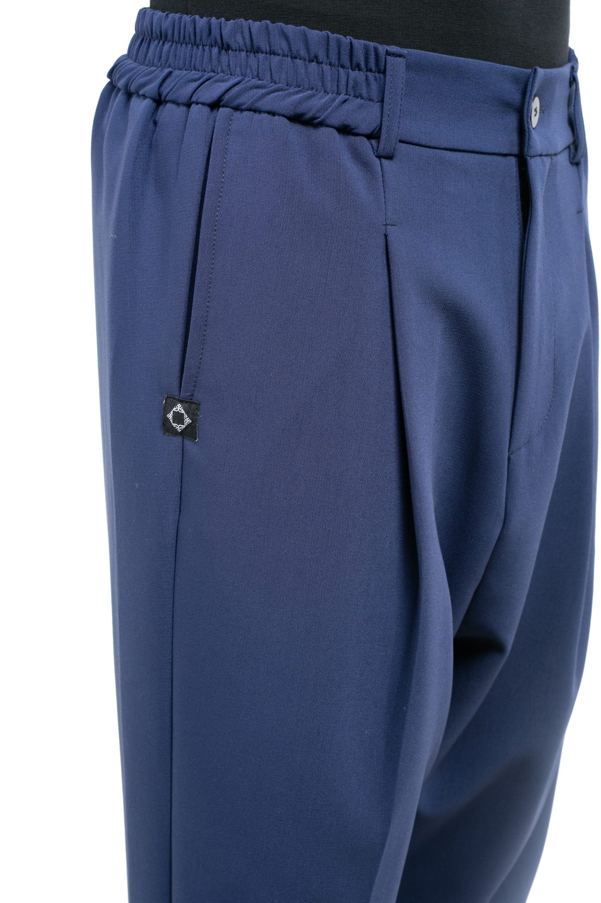 Détail des pinces et de la ceinture semi-élastique du pantalon Amarin bleu marine