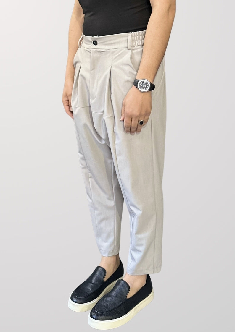 Sarouel NewFit mi-saison gris clair chiné de trois quarts, pinces et zip
