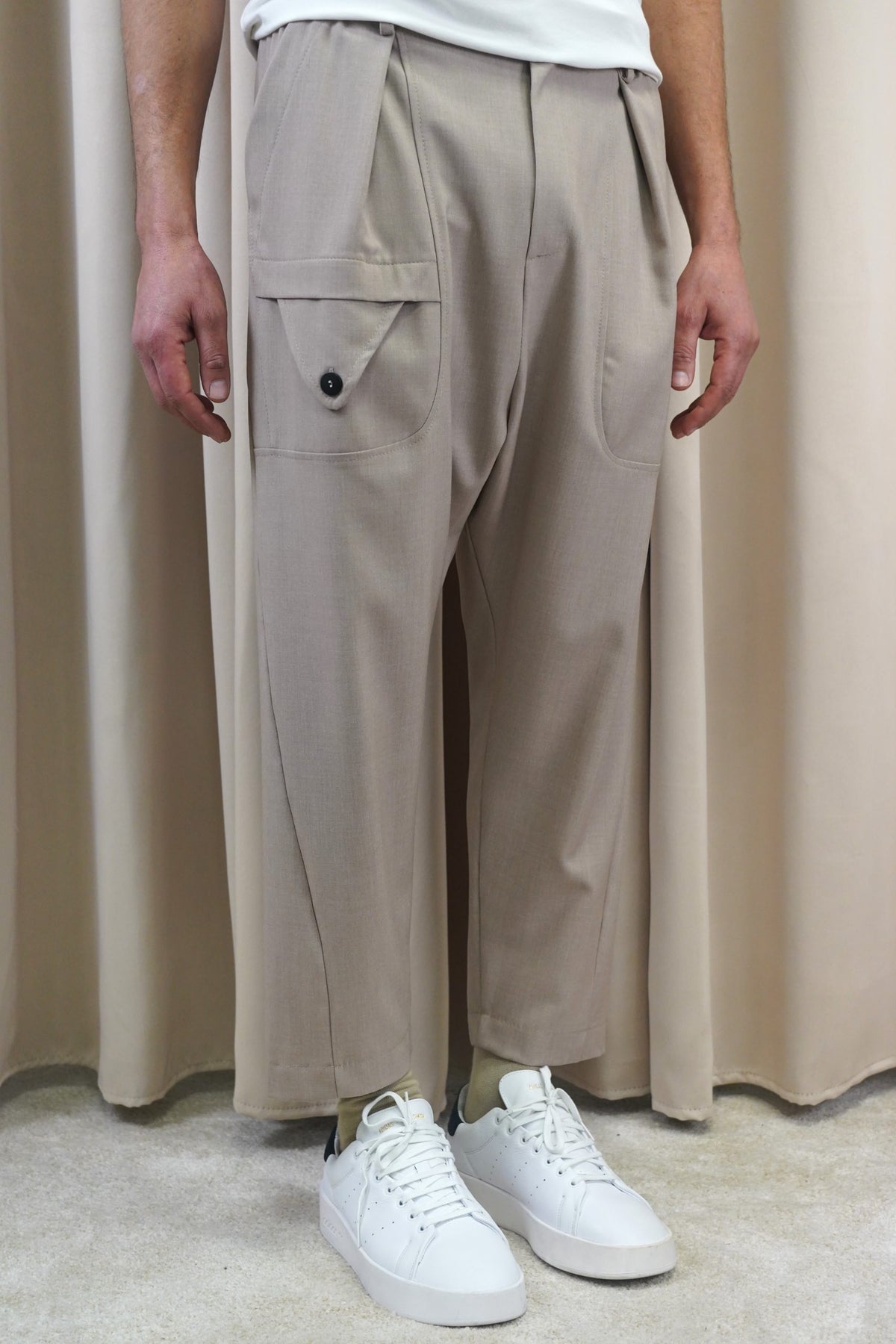 Sarouel homme Bowman taupe clair porté de face, poches à languette