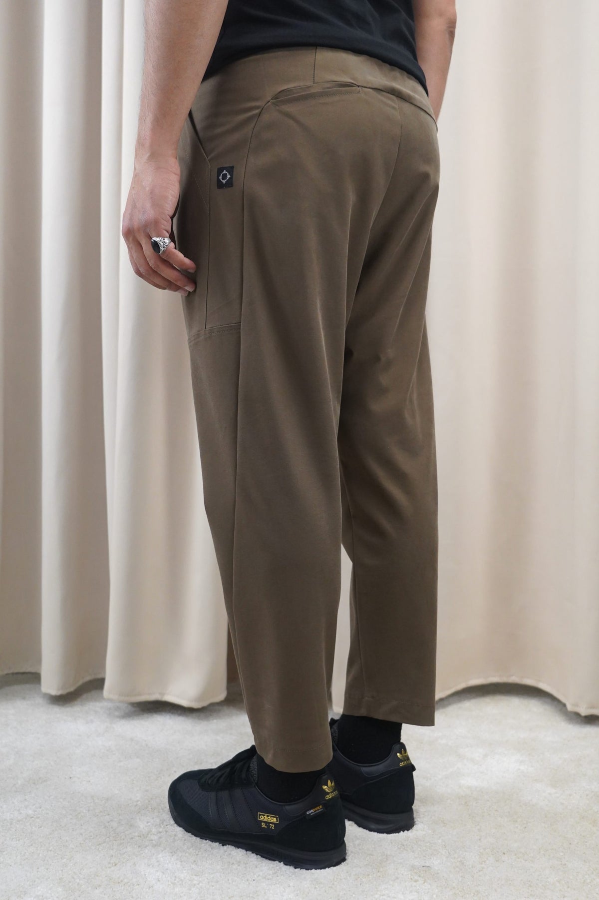 Pantalon Fallon marron tactique de trois quarts