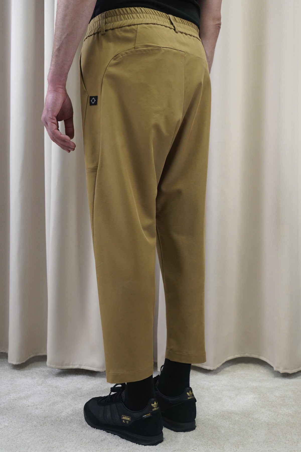 Pantalon Fallon beige camo de trois quarts, au-dessus des chevilles