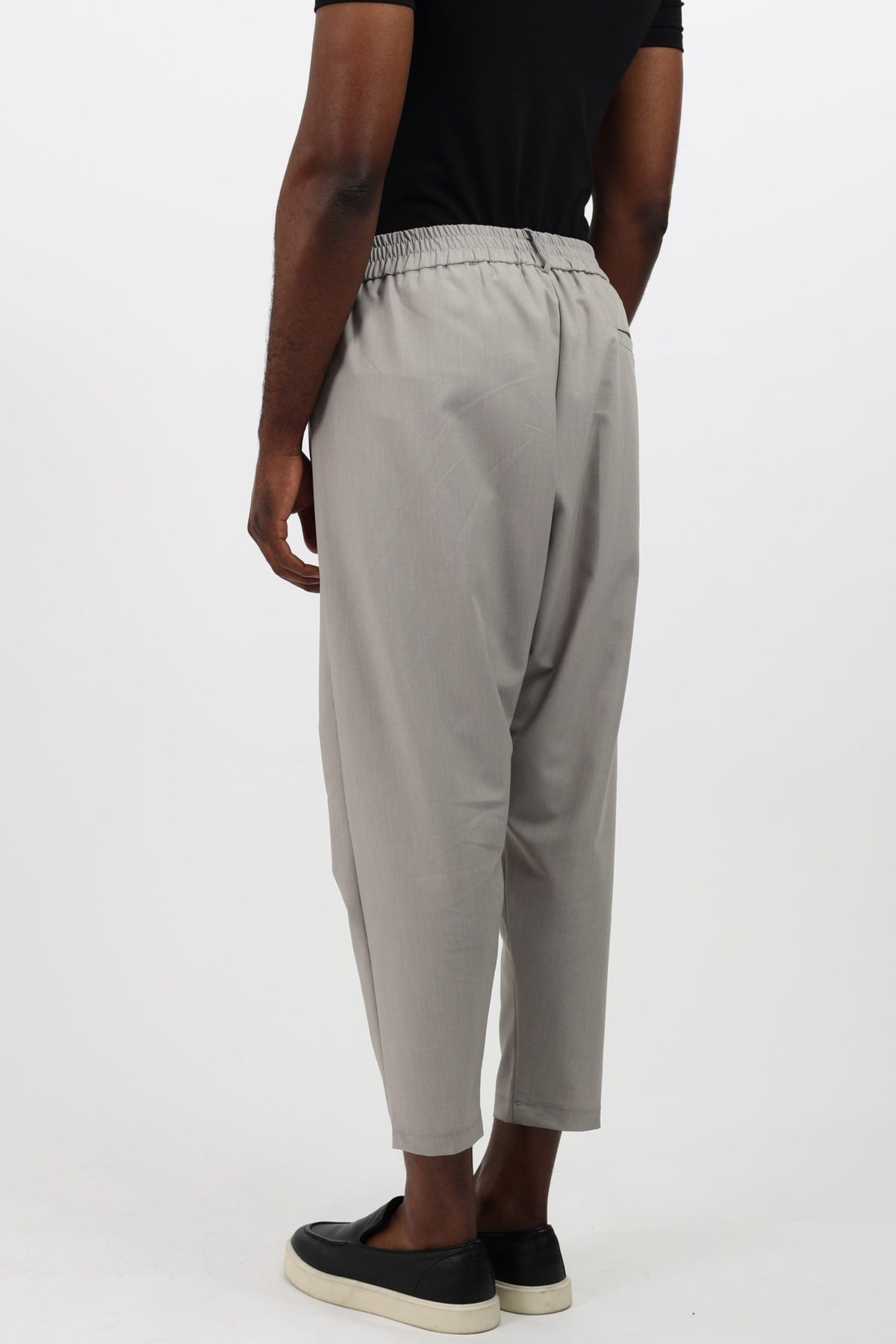 Pantalon Noragi gris clair chiné vu de dos, coupe carotte 7/8