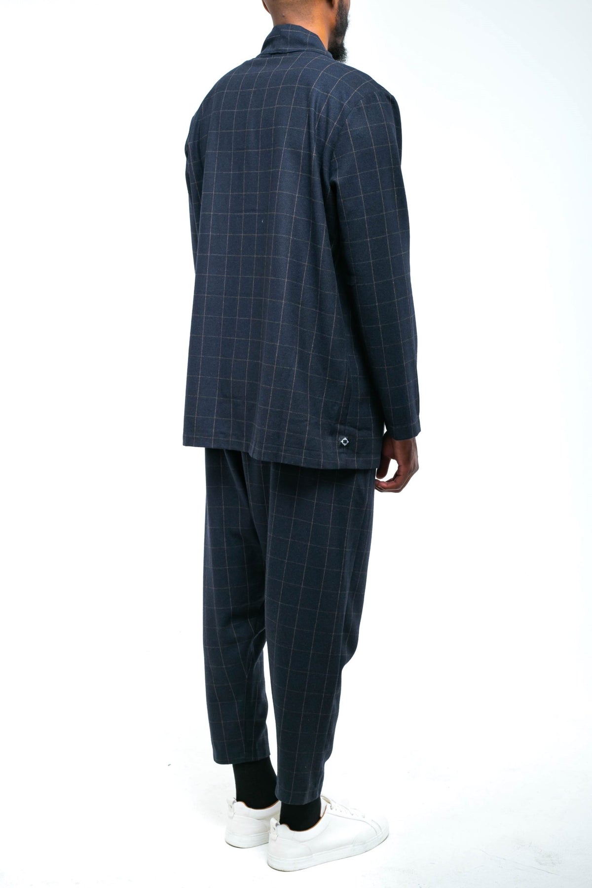 Costume Noragi à carreaux vu de dos, veste kimono et pantalon à pinces