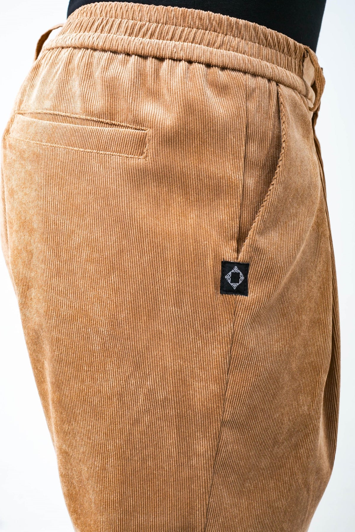 Détail de la taille élastique et du velours du sarouel Classy beige
