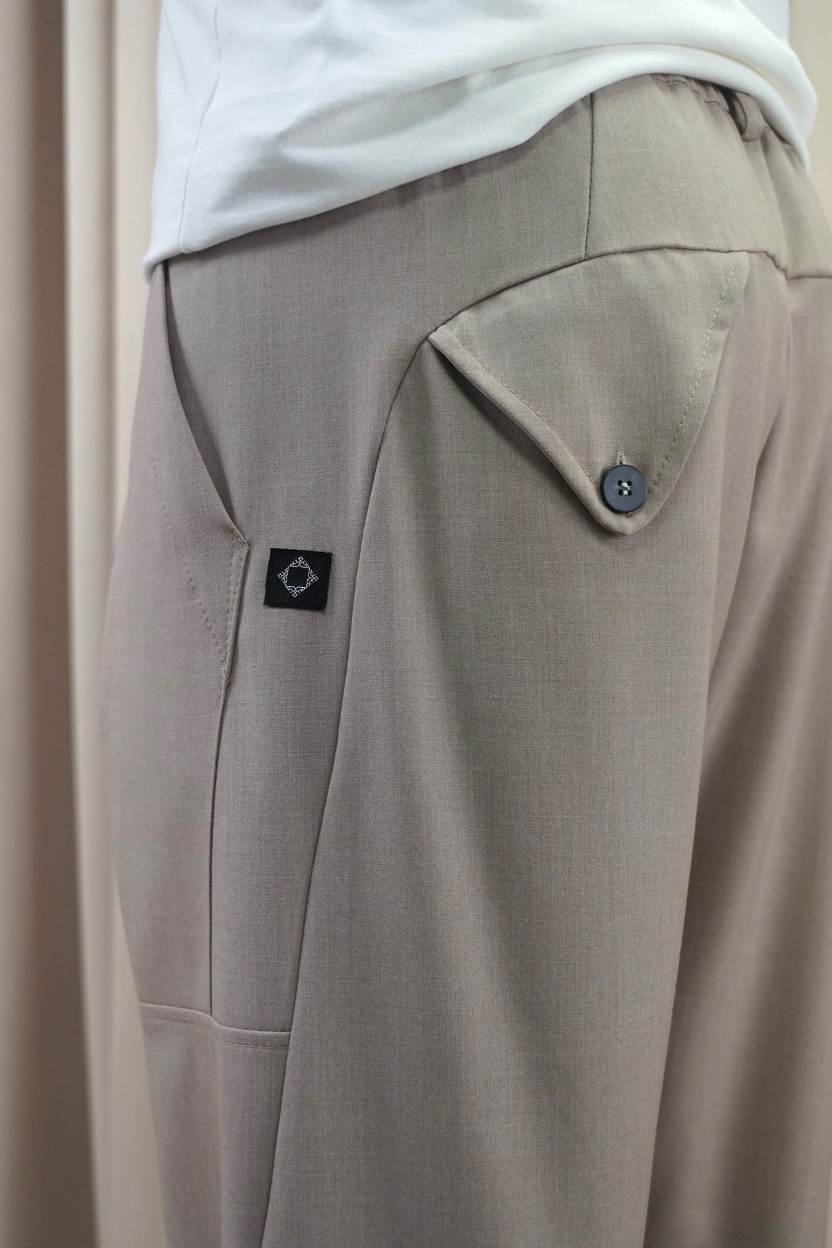 Détail de la poche design et du logo du pantalon Bowman taupe clair